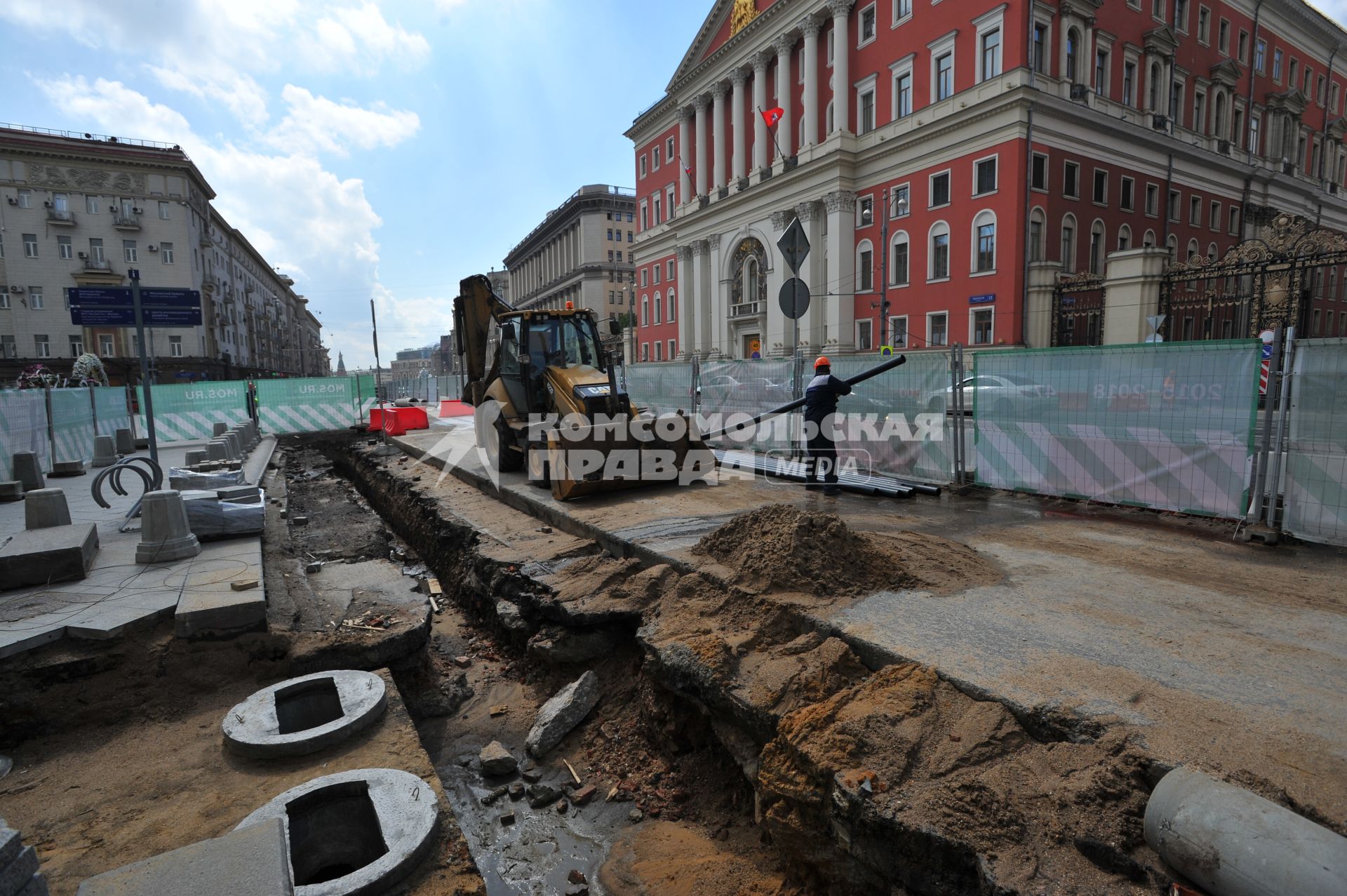 Москва. Рабочие начали ремонтные работы на  Тверской улице напротив здания  Мэрии.
