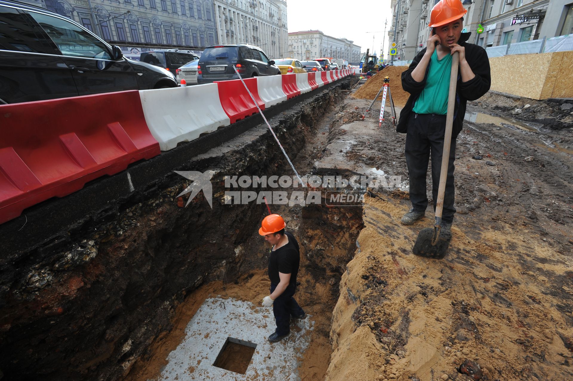 Москва. Рабочие начали ремонтные работы на  Тверской улице.