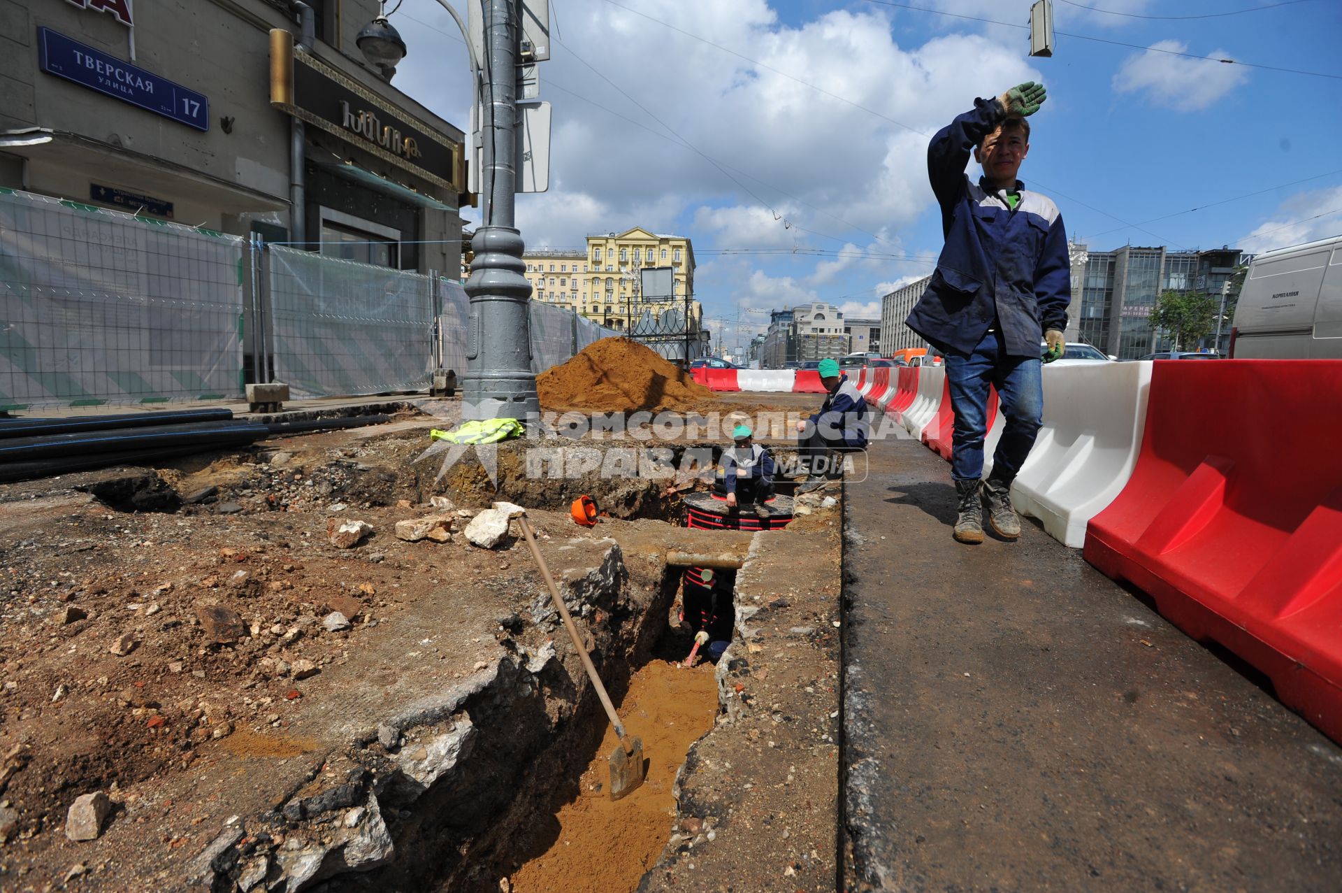 Москва. Рабочие начали ремонтные работы на  Тверской улице.
