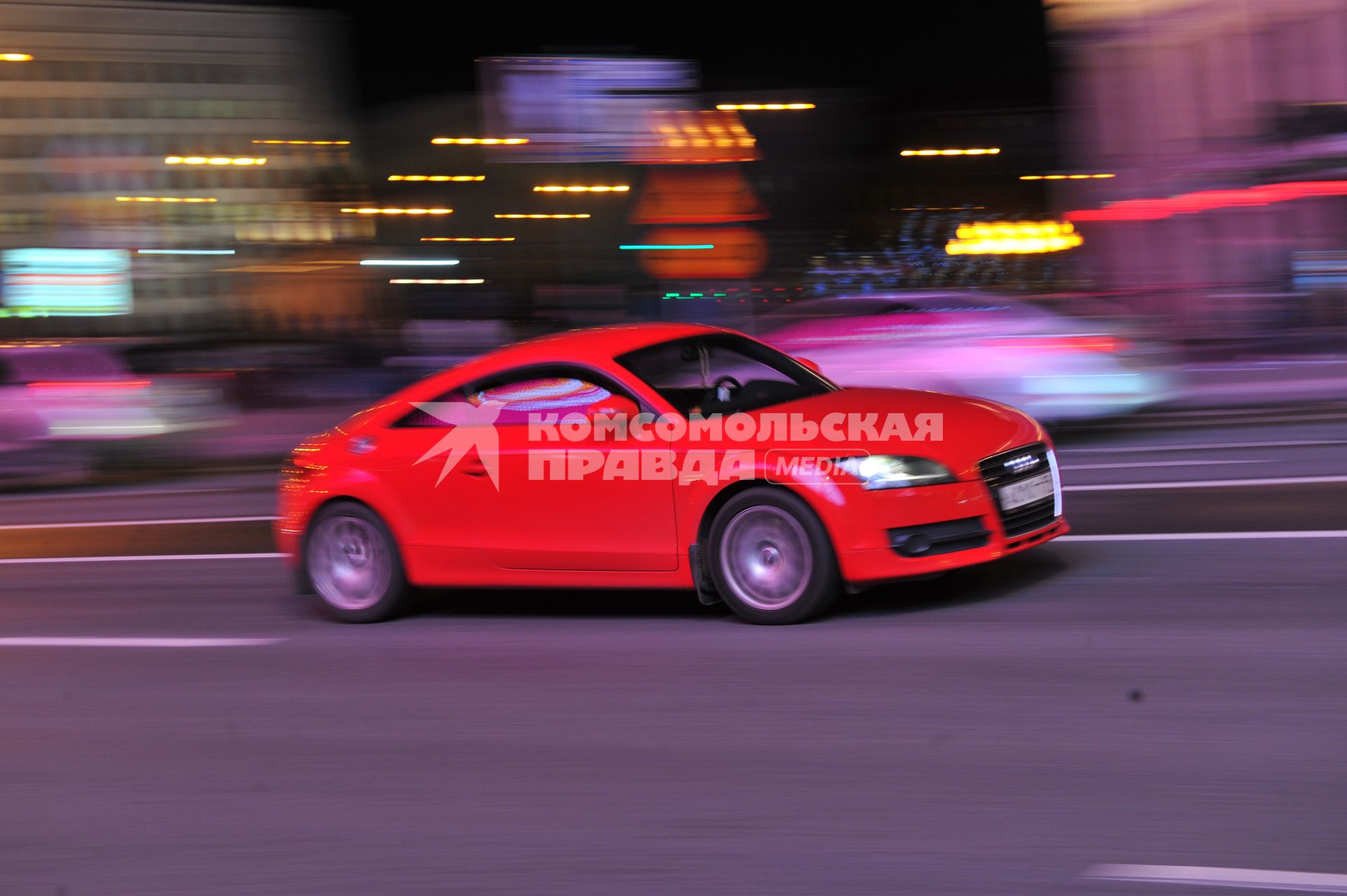Москва. Audi tt движется по дороге с большой скоростью.