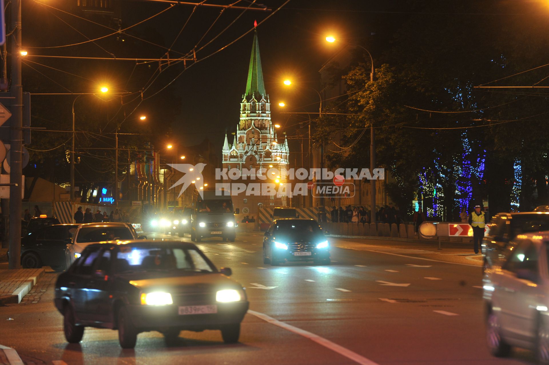 Москва.  Вечерний город , вид на Троицкую башню Кремля с улицы Воздвиженка.