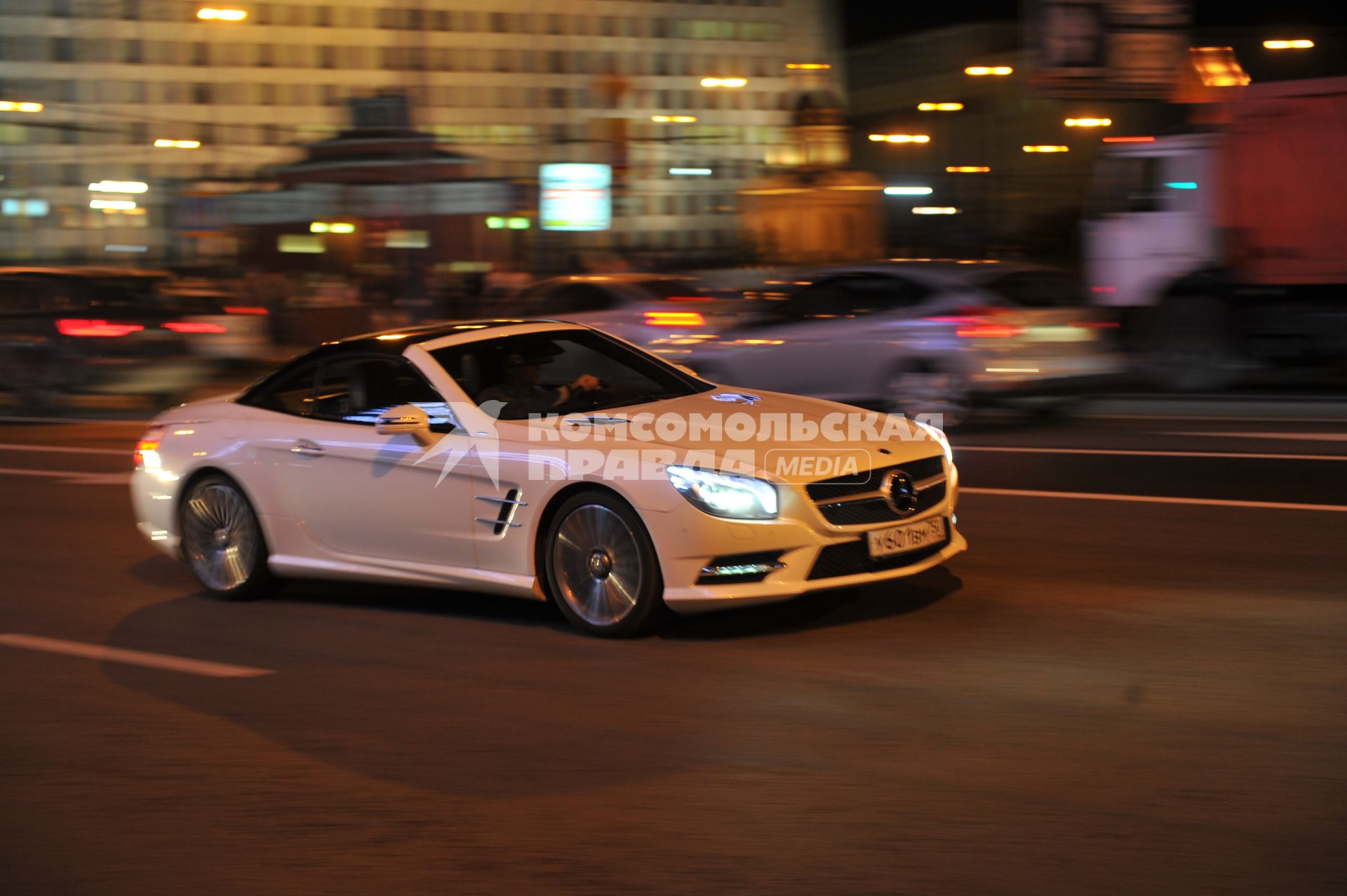 Москва. Mercedes кабриолет движется по дороге с большой скоростью.