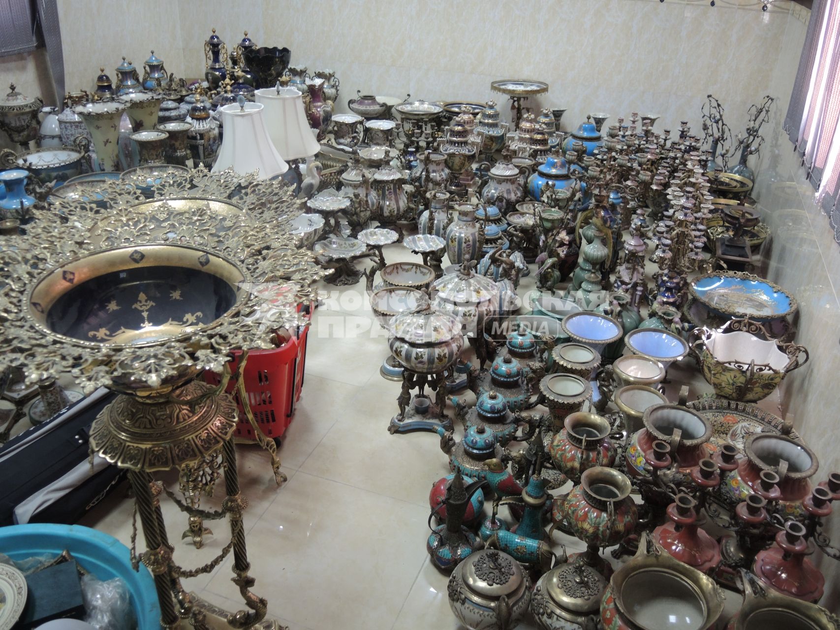 Ирак. Эрбиль. В частном  музее  Саида-Кадыра  находится склад драгоценных ваз.