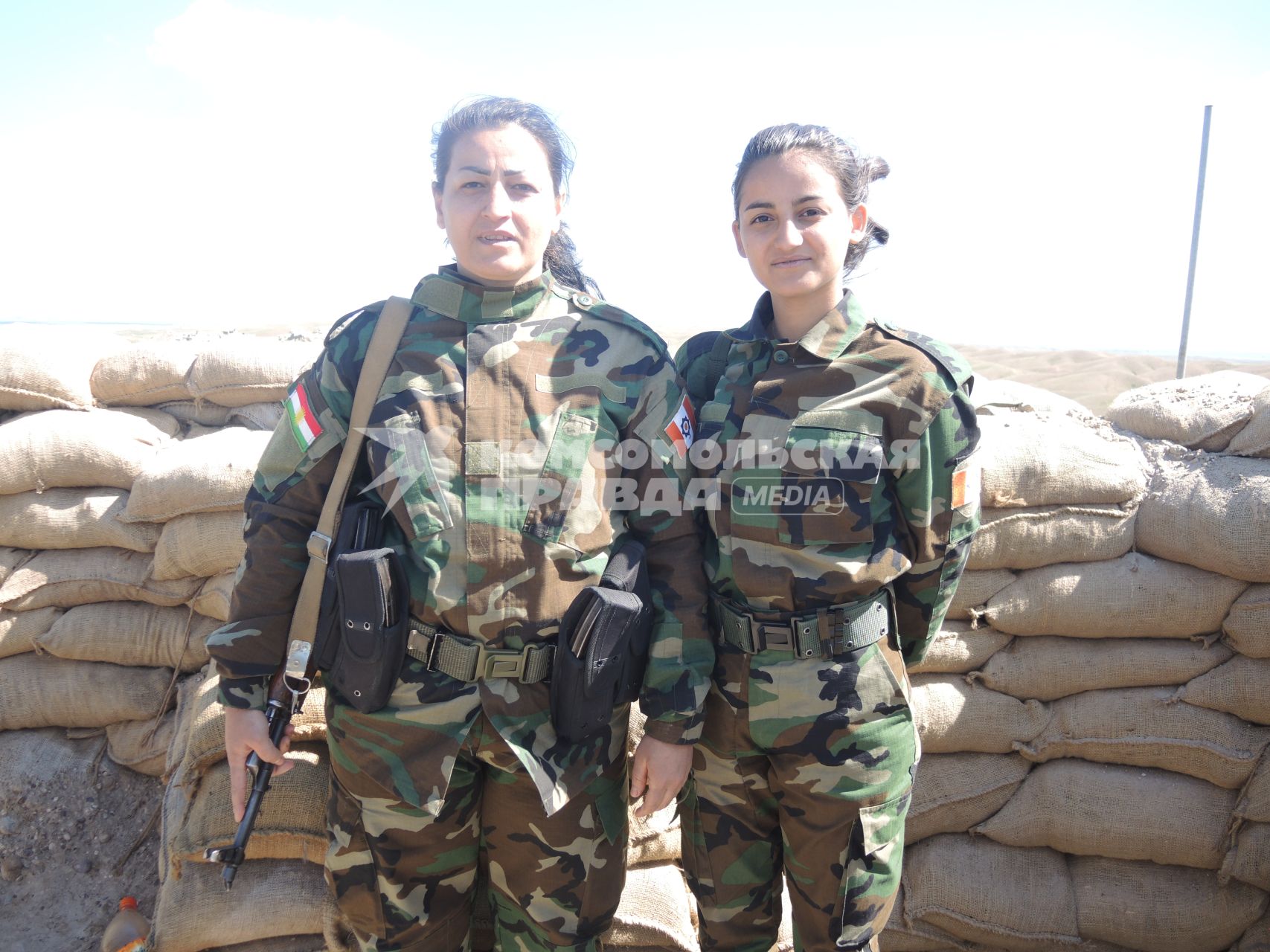 Ирак. Эрбиль. Линия  фронта. Мать и дочь, воюющие  в  пешмерга (курдские силы самообороны).