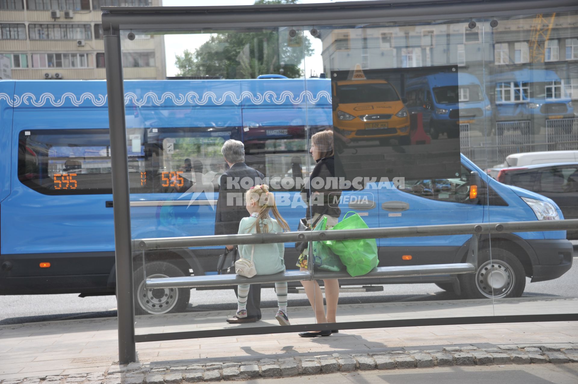 Москва.  Маршрутное такси компании ООО `Автокарз`   на остановке.