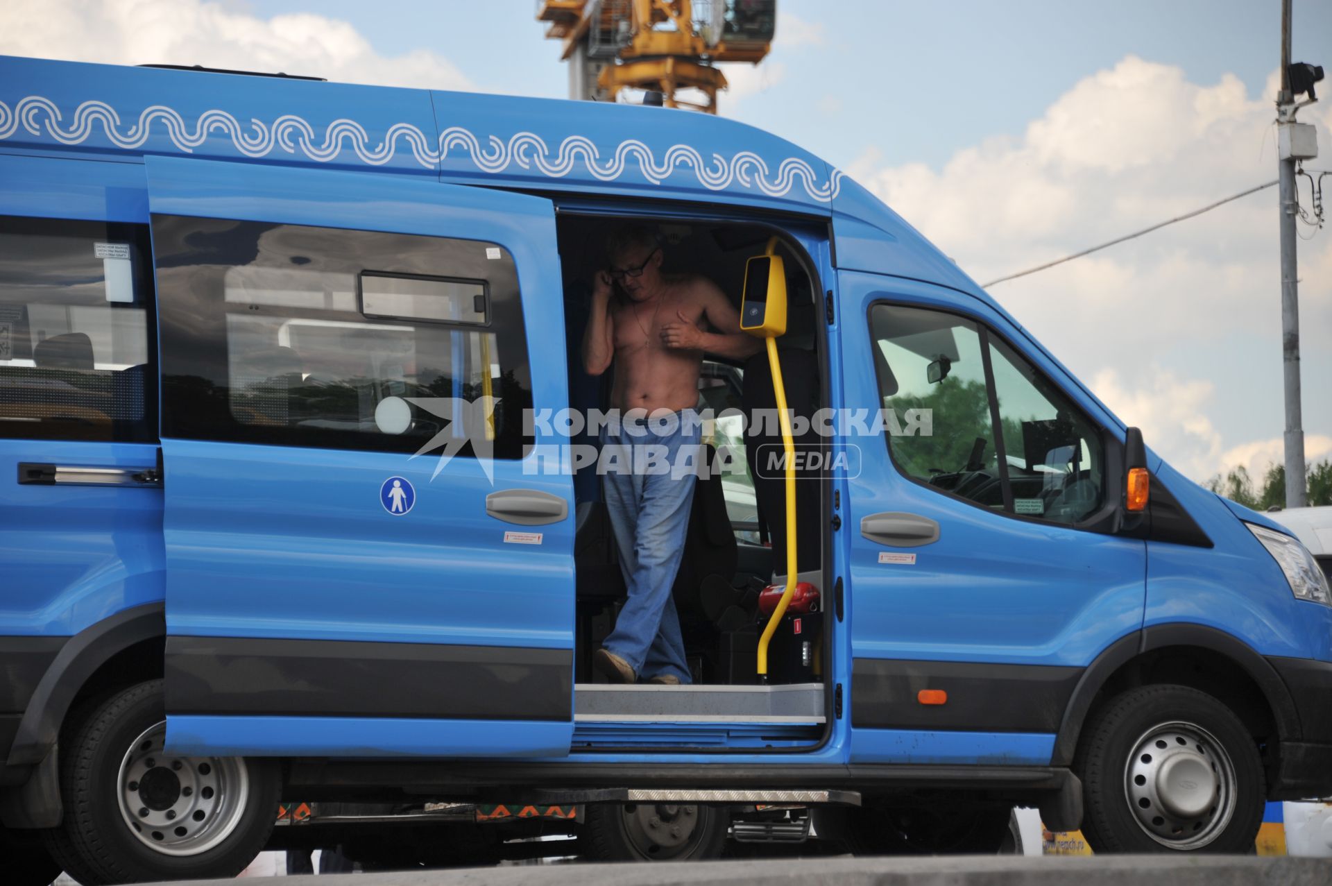 Москва.  Маршрутное такси компании ООО `Автокарз`   на остановке.