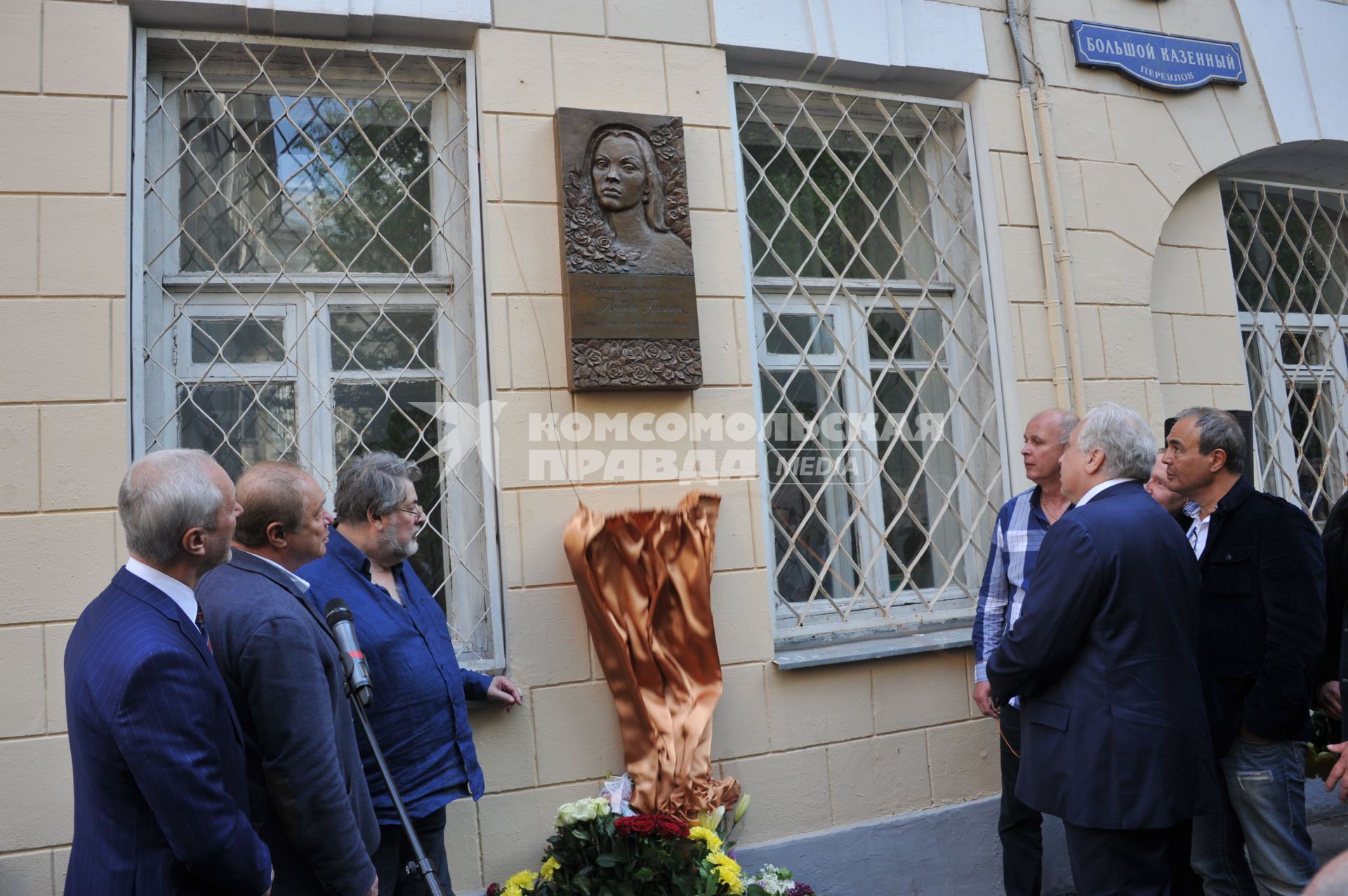 Москва. Председатель комиссии по культуре и массовым коммуникациям Мосгордумы Евгений Герасимов, художественный руководитель театра `Школа современной пьесы` Иосиф Райхельгауз и художественный руководитель `Московского академического театра сатиры` Александр Ширвиндт (слева направо)  на церемонии открытия мемориальной доски актрисе Любови Полищук в Большом Казенном переулке.