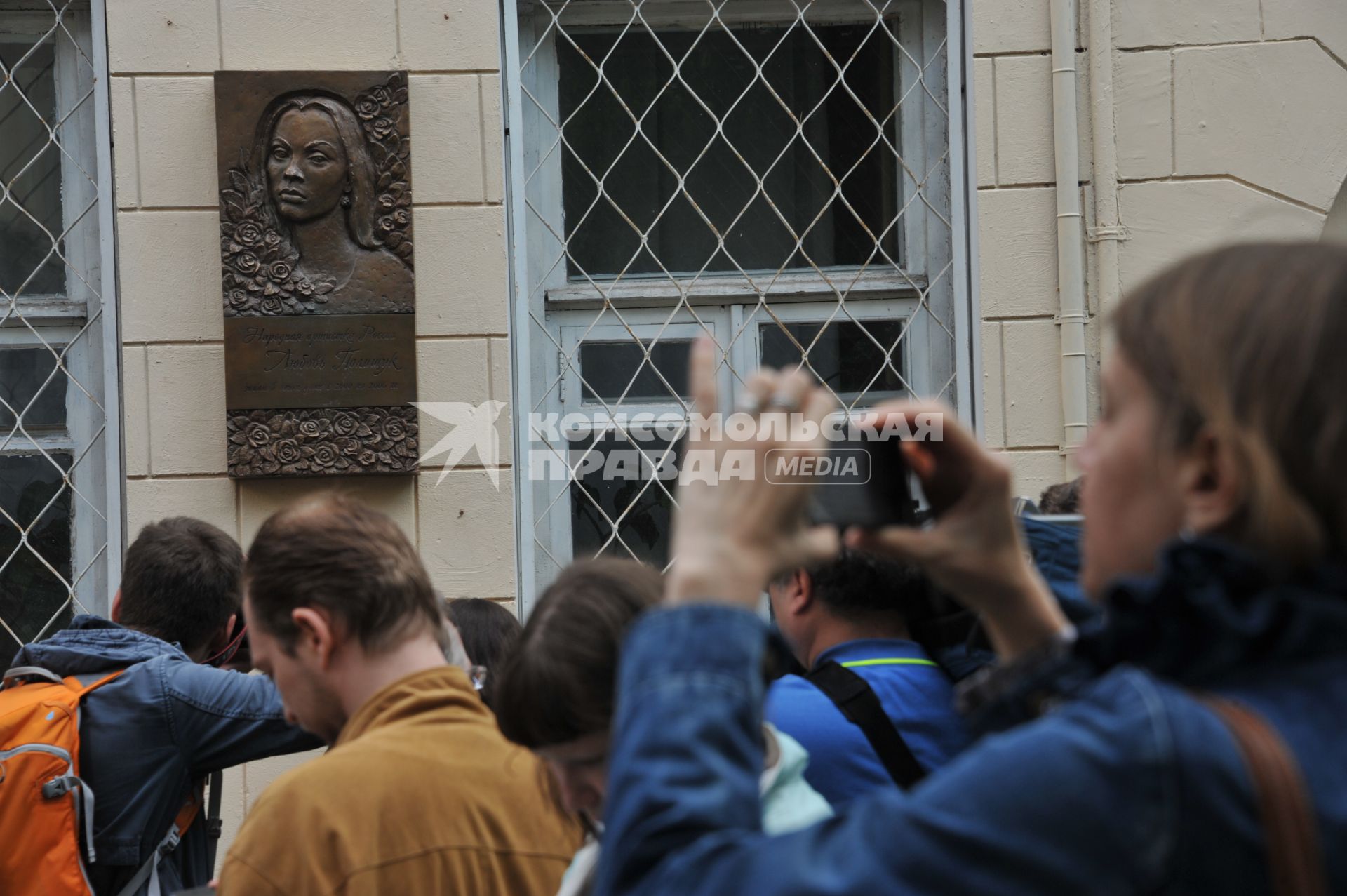 Москва. На церемонии открытия мемориальной доски актрисе Любови Полищук в Большом Казенном переулке.