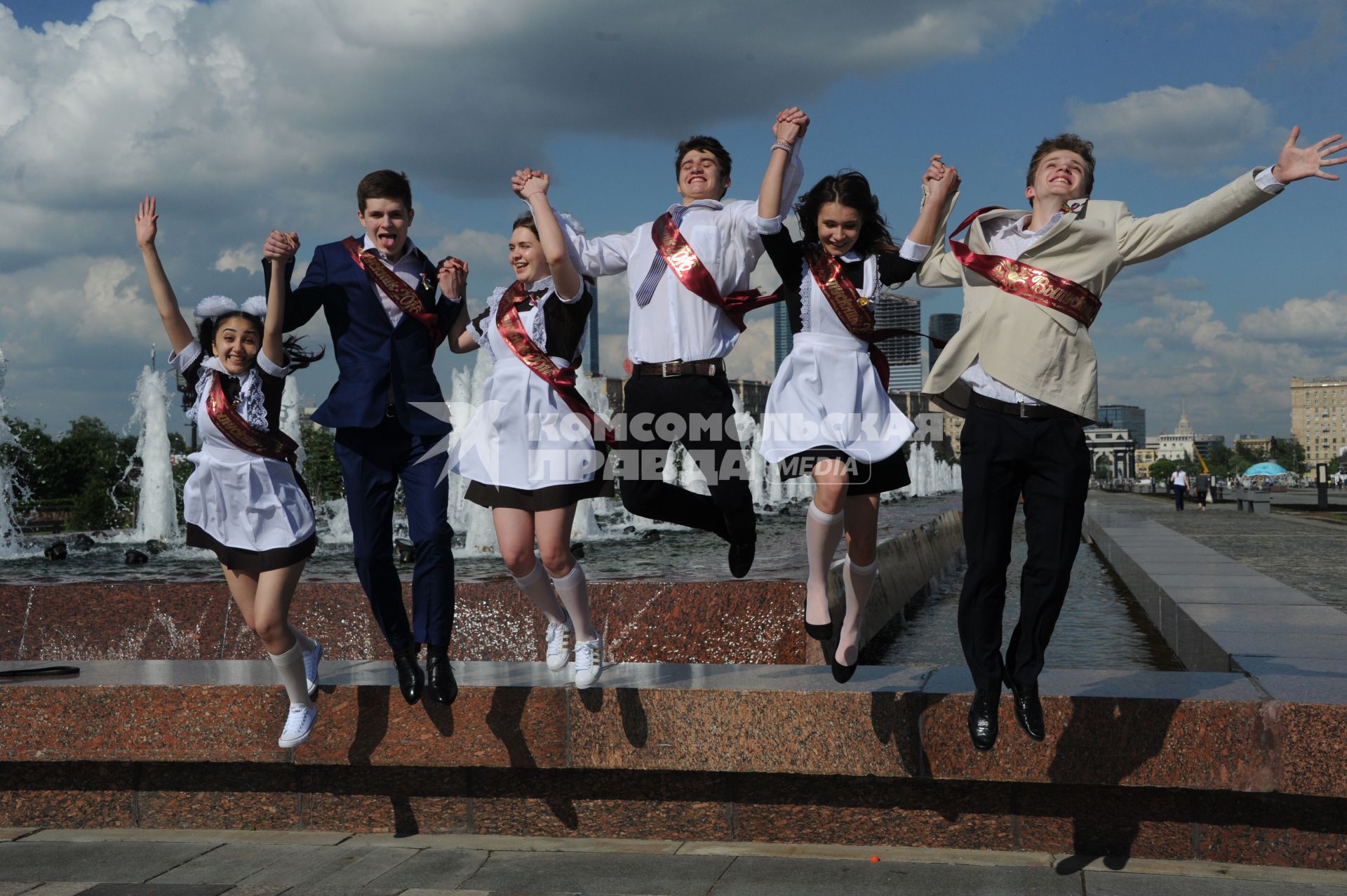 Москва. Выпускники московских школ во время празднования `Последнего звонка`  у фонтана на Поклонной горе.