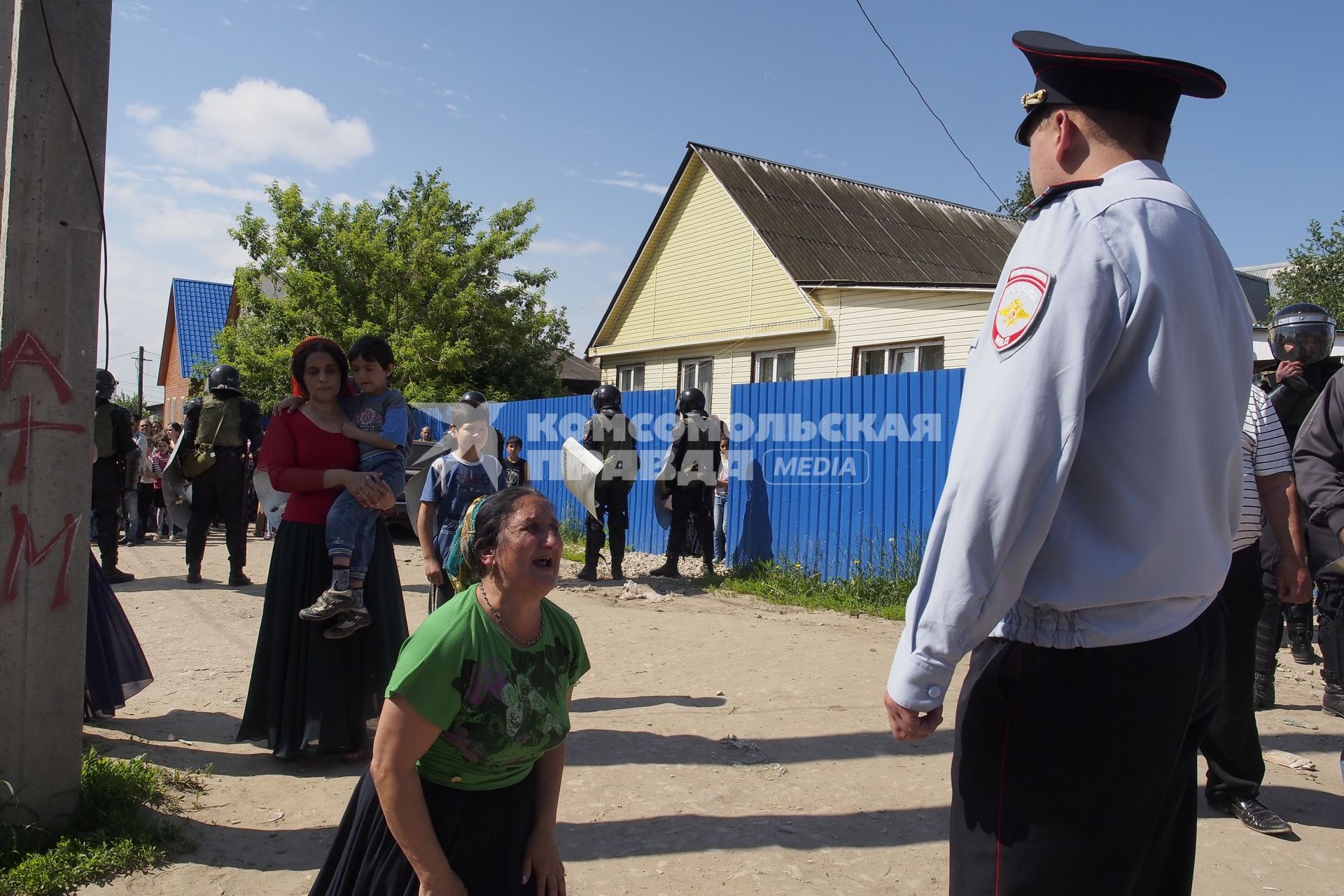 Тульская область. Снос незаконно построенных домов в цыганском поселении в поселке Плеханово.