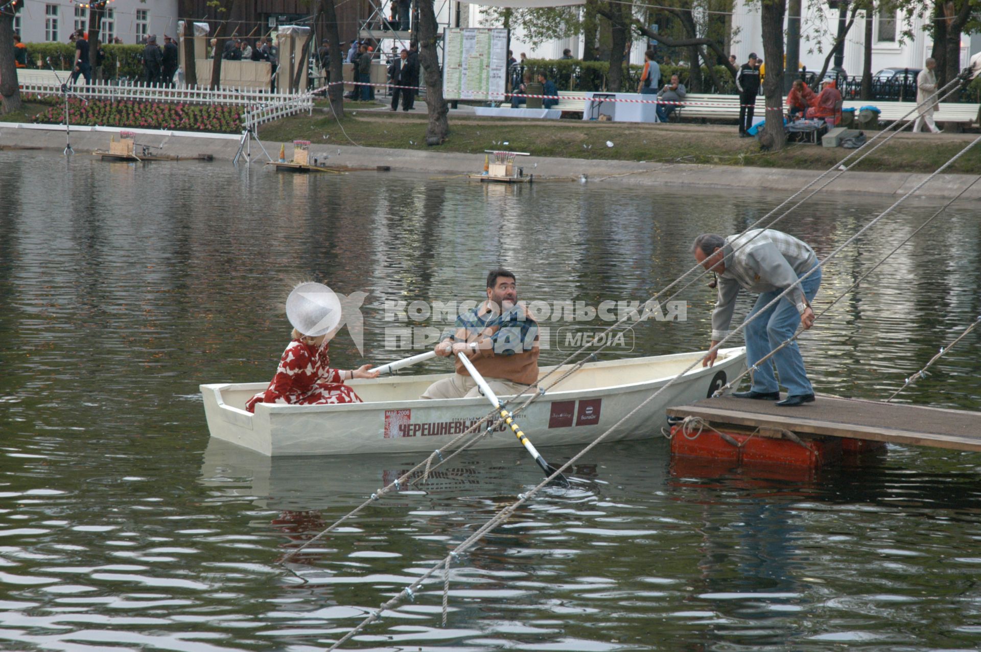 Диск97. Фестиваль ЧЕРЕШНЕВЫЙ ЛЕС. Воскресник театра СОВРЕМЕННИК. 2006 год. На снимке: актер Янковский Олег (справа) и президент компании БОСКО ДИ ЧИЛЬЕДЖИ (Bosco di Ciliegi) Куснирович Михаил (сидит)