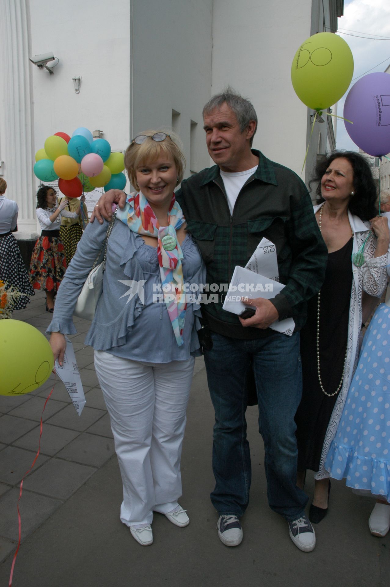 Диск97. Фестиваль ЧЕРЕШНЕВЫЙ ЛЕС. Воскресник театра СОВРЕМЕННИК. 2006 год. На снимке: актер Гармаш Сергей и его жена Инна