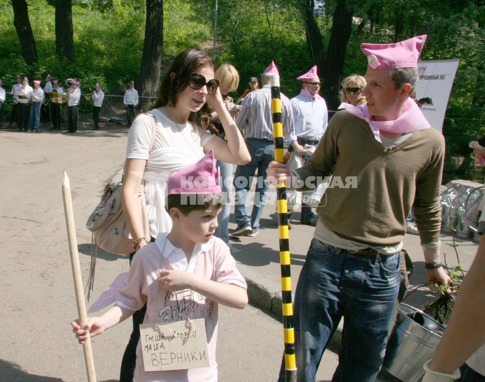 Диск97. Открытый фестиваль искусств ЧЕРЕШНЕВЫЙ ЛЕС. Посадка саженцев вишни в Нескучном саду ЦПКиО им. Горького. 2007 год. На снимке: актер Верник Игорь, его жена Мария и сын Григорий