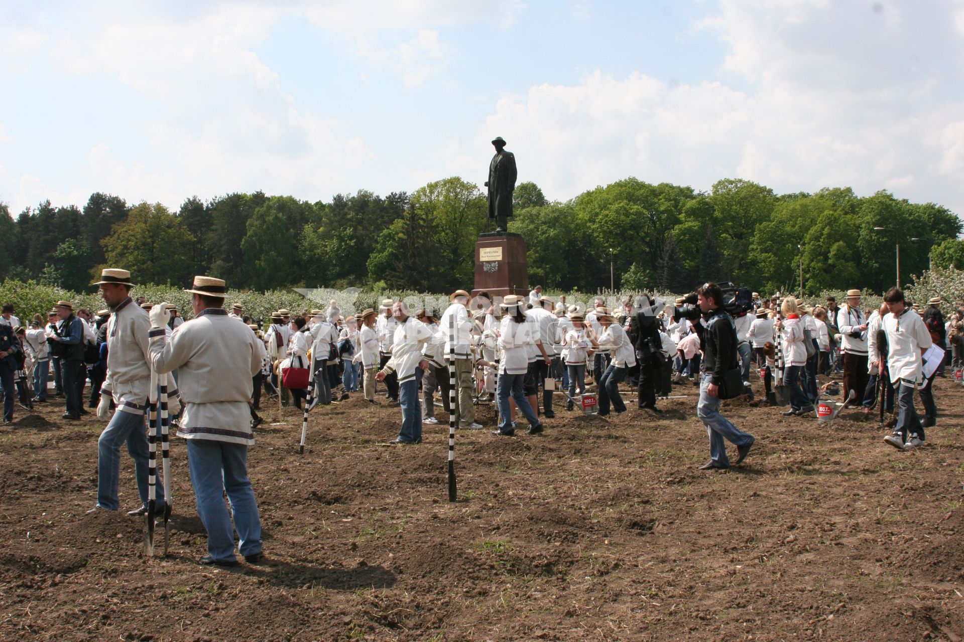 Диск97. Фестиваль искусств ЧЕРЕШНЕВЫЙ ЛЕС. Посадка деревьев в Мичуринском парке на ВВЦ. 2008 год