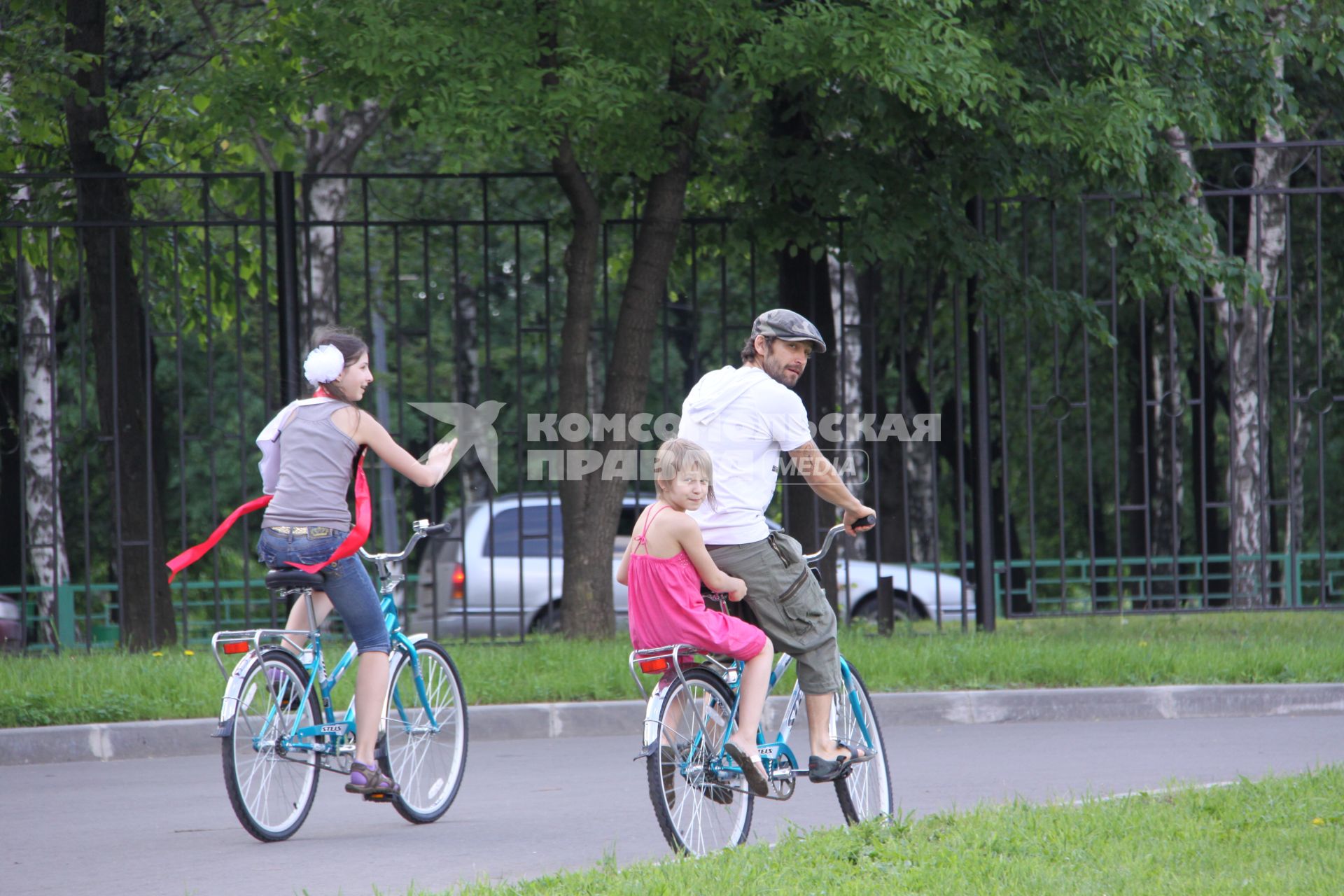 Диск97. Фестиваль искусств ЧЕРЕШНЕВЫЙ ЛЕС. Посадка деревьев. 2010 год. На снимке: солист группы Uma2rmaH (Уматурман) Кристовский Владимир и ее дочь