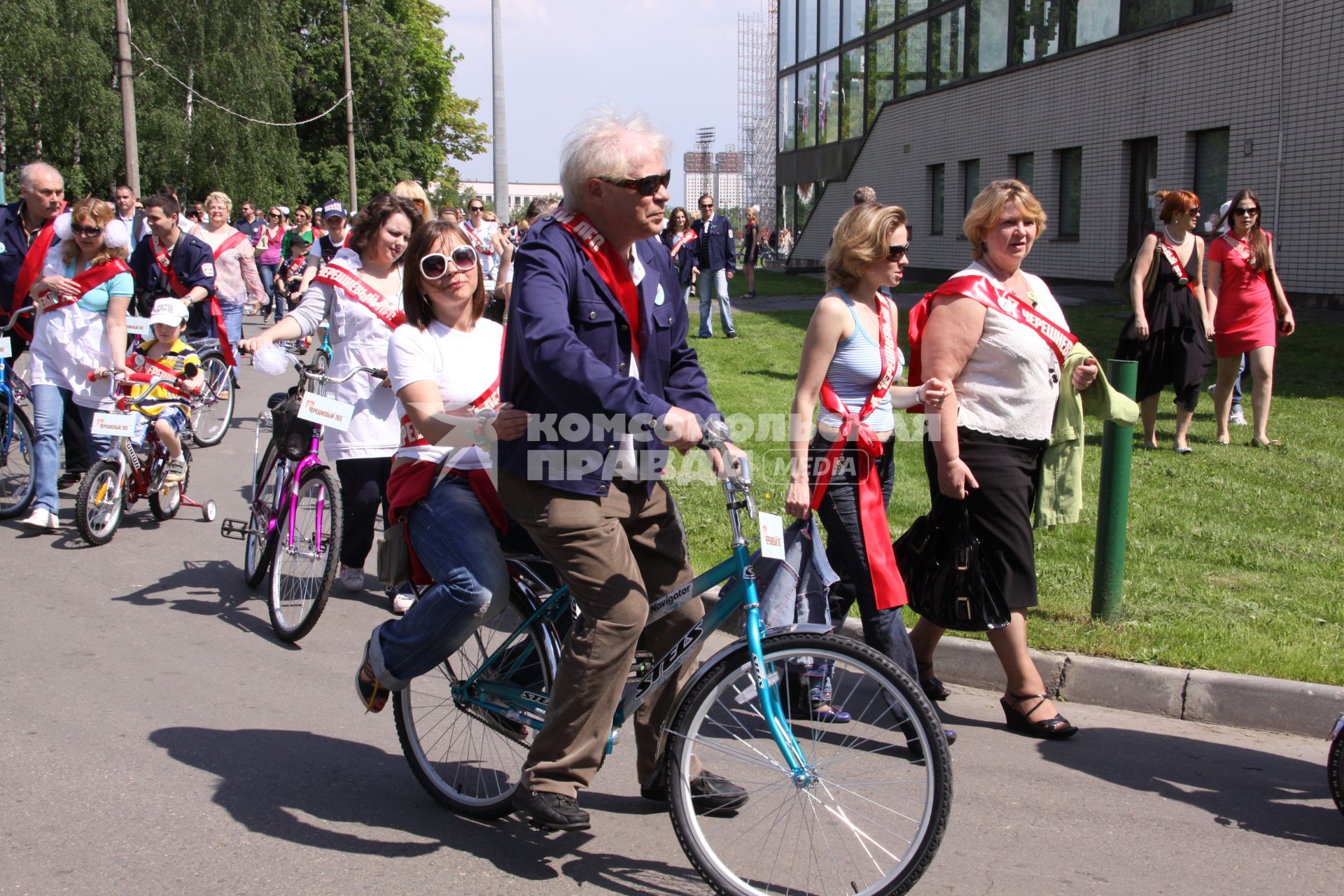 Диск97. Фестиваль искусств ЧЕРЕШНЕВЫЙ ЛЕС. Посадка деревьев. 2010 год. На снимке: персоны