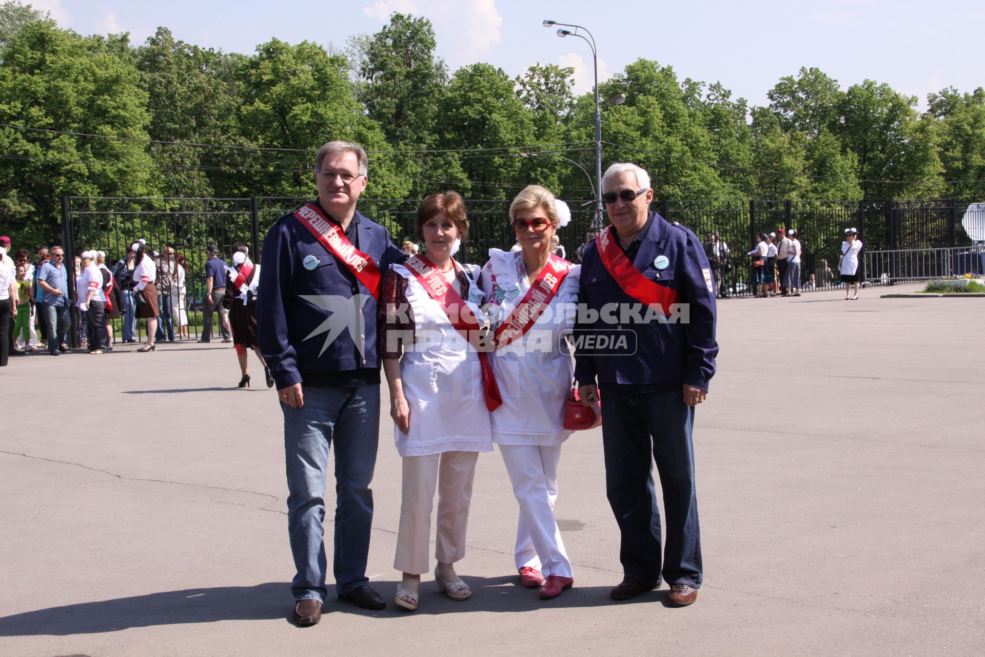 Диск97. Фестиваль искусств ЧЕРЕШНЕВЫЙ ЛЕС. Посадка деревьев. 2010 год. На снимке: персоны