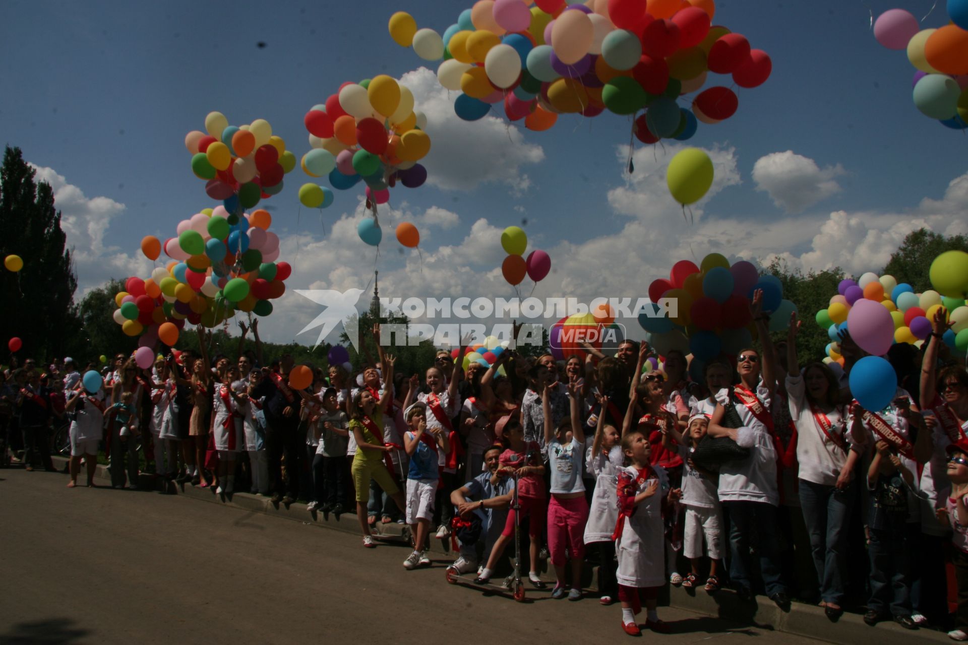 Диск98. Фестиваль искусств ЧЕРЕШНЕВЫЙ ЛЕС. Посадка деревьев. 2010 год. На снимке: участники мероприятия