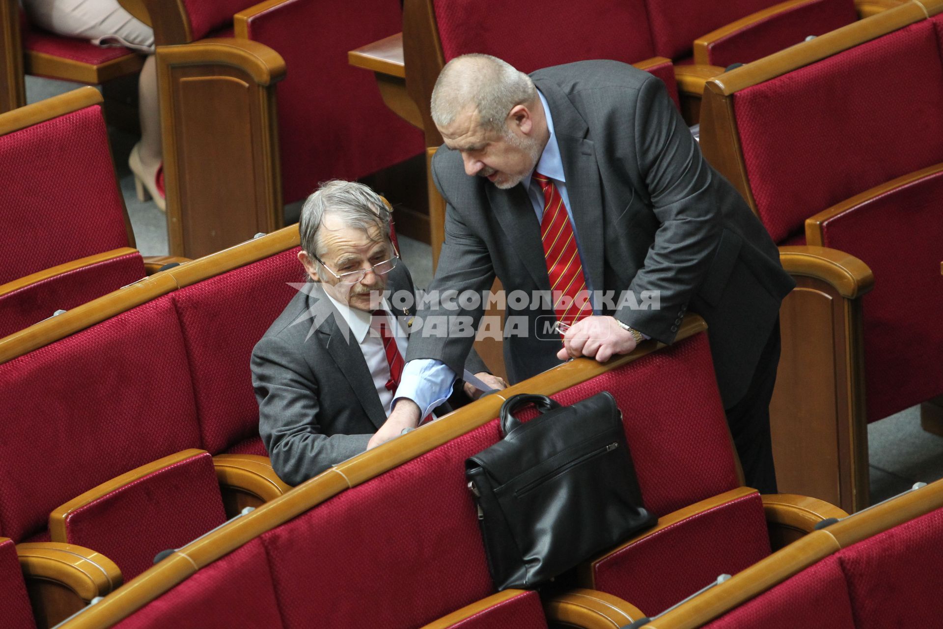 Украина, Киев. Председатель Меджлиса крымскотатарского народа, депутат от партии `Блок Петра Порошенко` Мустафа Джемилев (слева) на заседании Верховной Рады Украины.