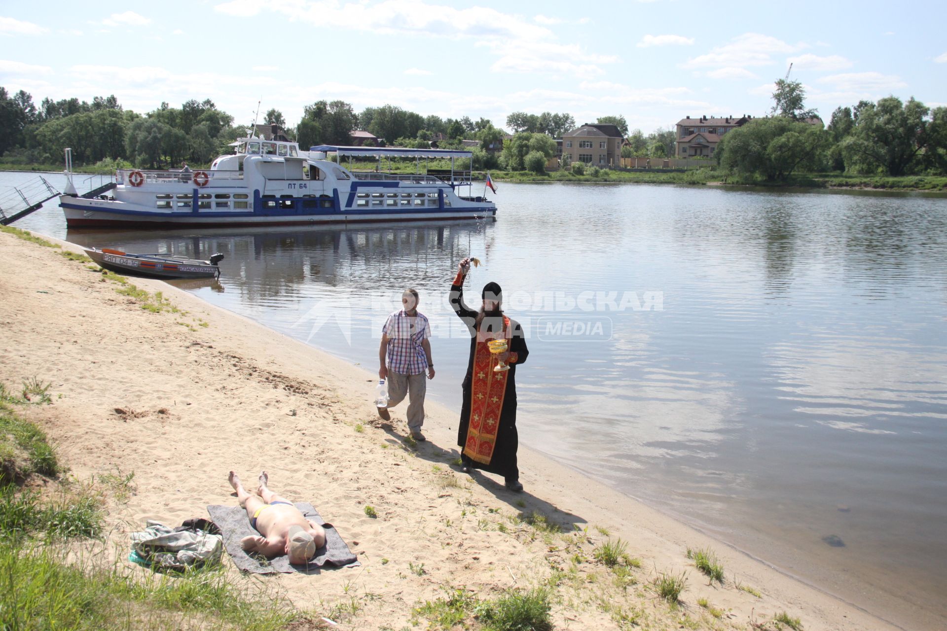 Ярославль. В городе перед началом купального сезона освятили городские пляжи. Досталось святой воды и отдыхающим.