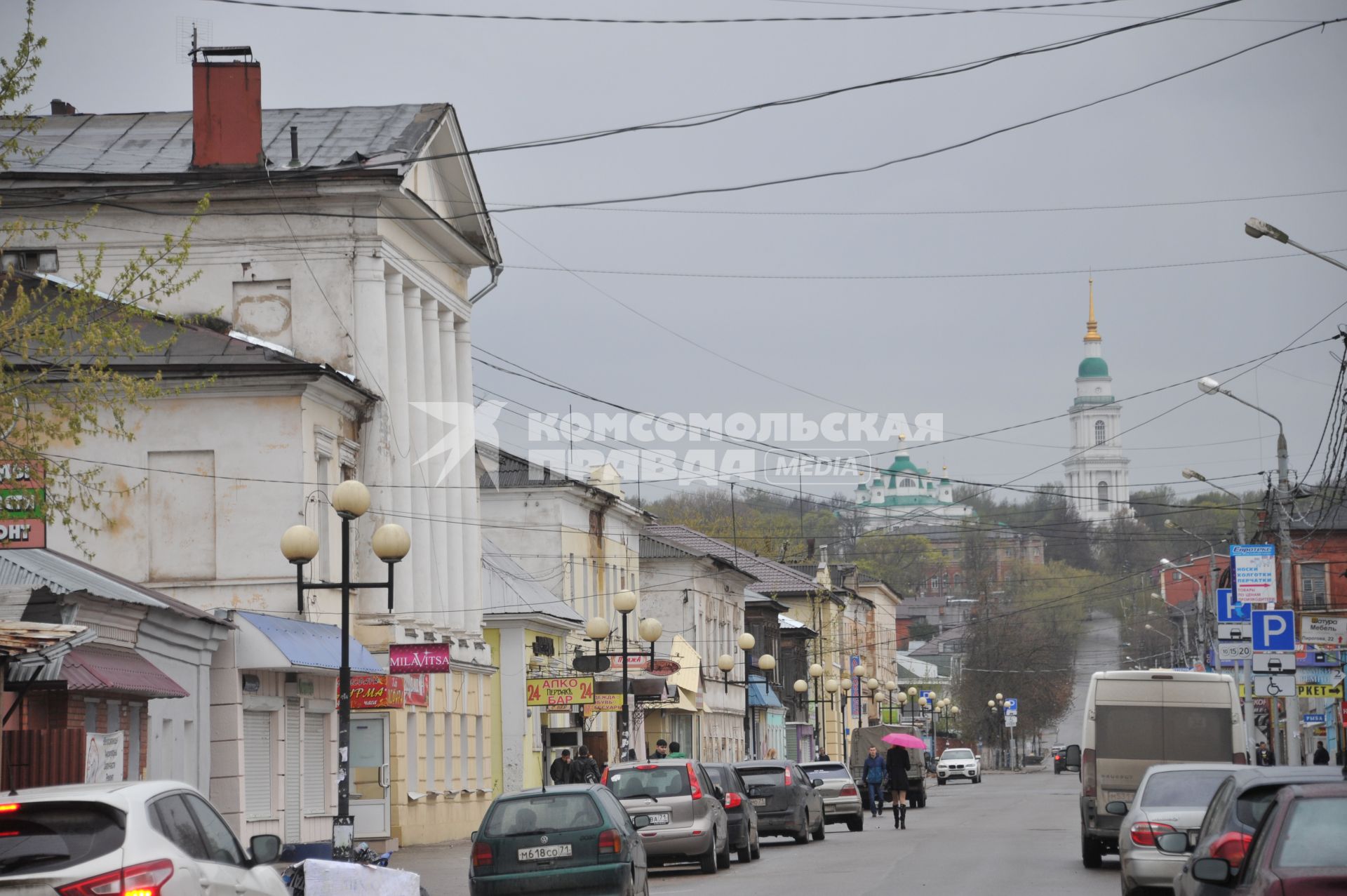 Тула. Вид на Успенский собор Тульского кремля (на заднем плане).