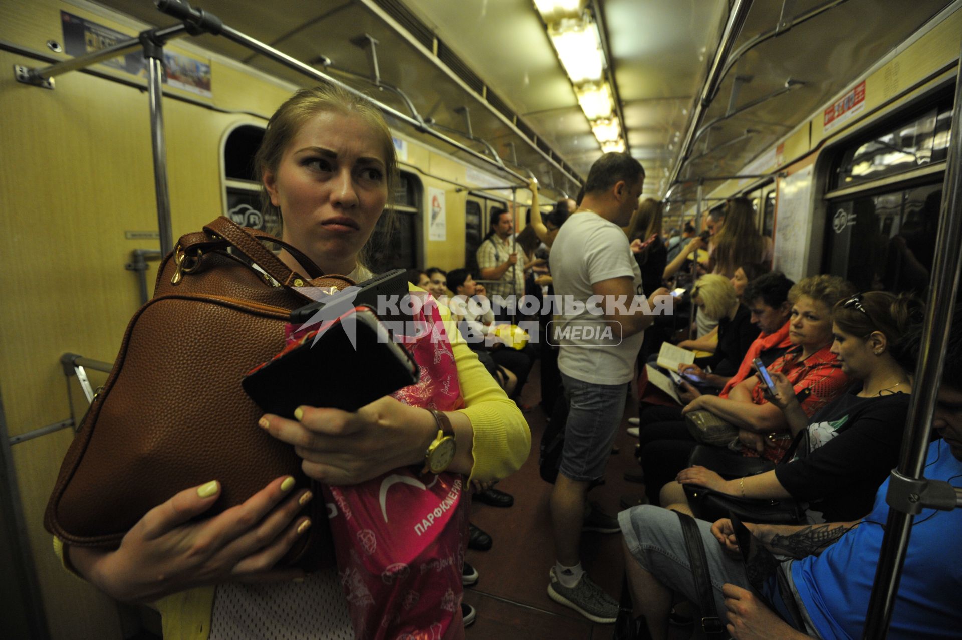 Москва. Девушка в вагоне метро боится,что украдут ее вещи.