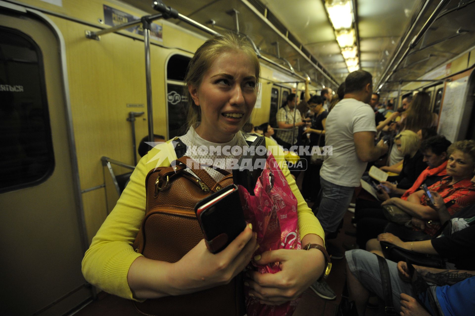 Москва. Девушка в вагоне метро боится,что украдут ее вещи.