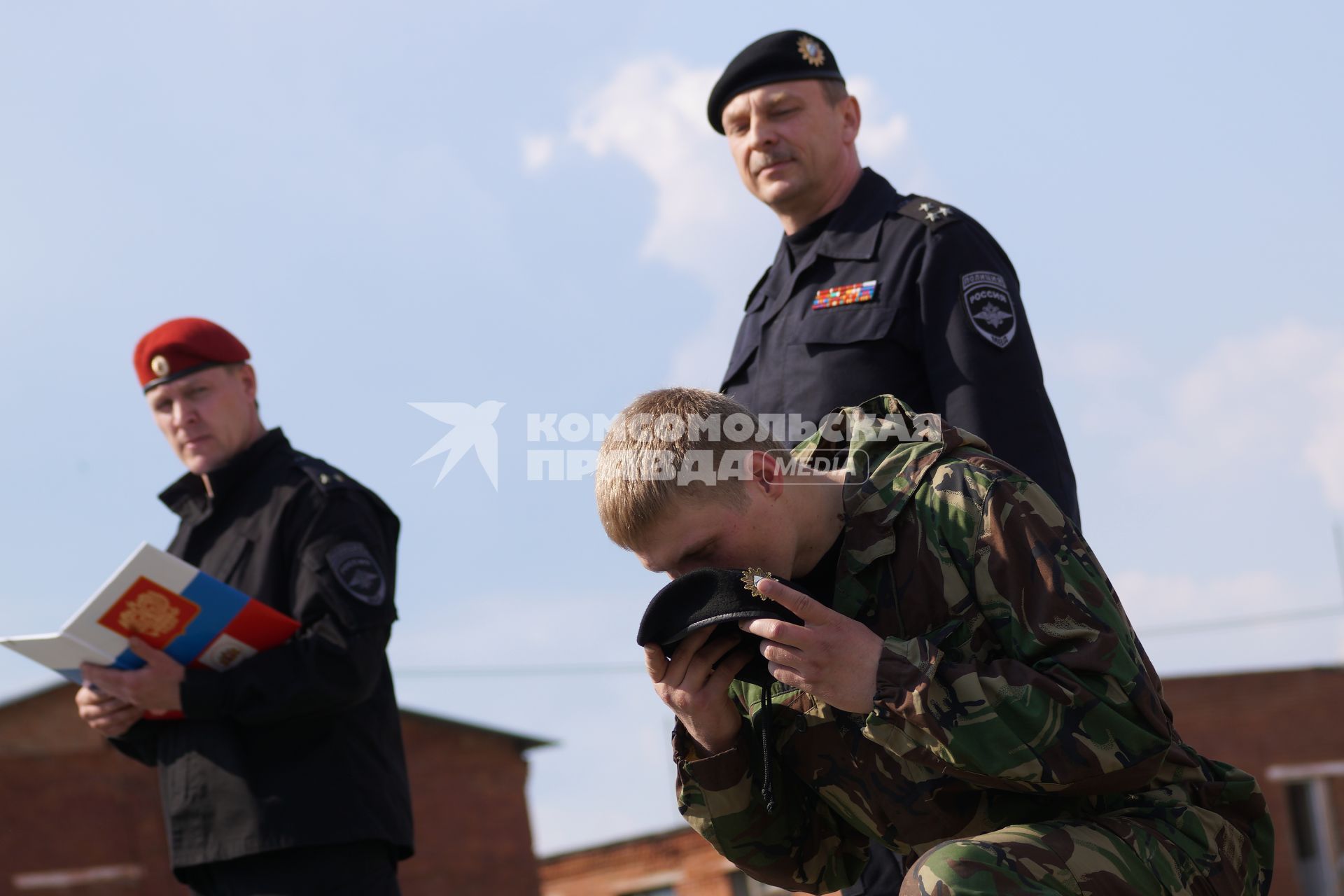 Екатеринбург. База ОМОН. Сотрудник полиции зачисленый в отряд ОМОН после квалификационного теста на право ношения черного берета ОМОН