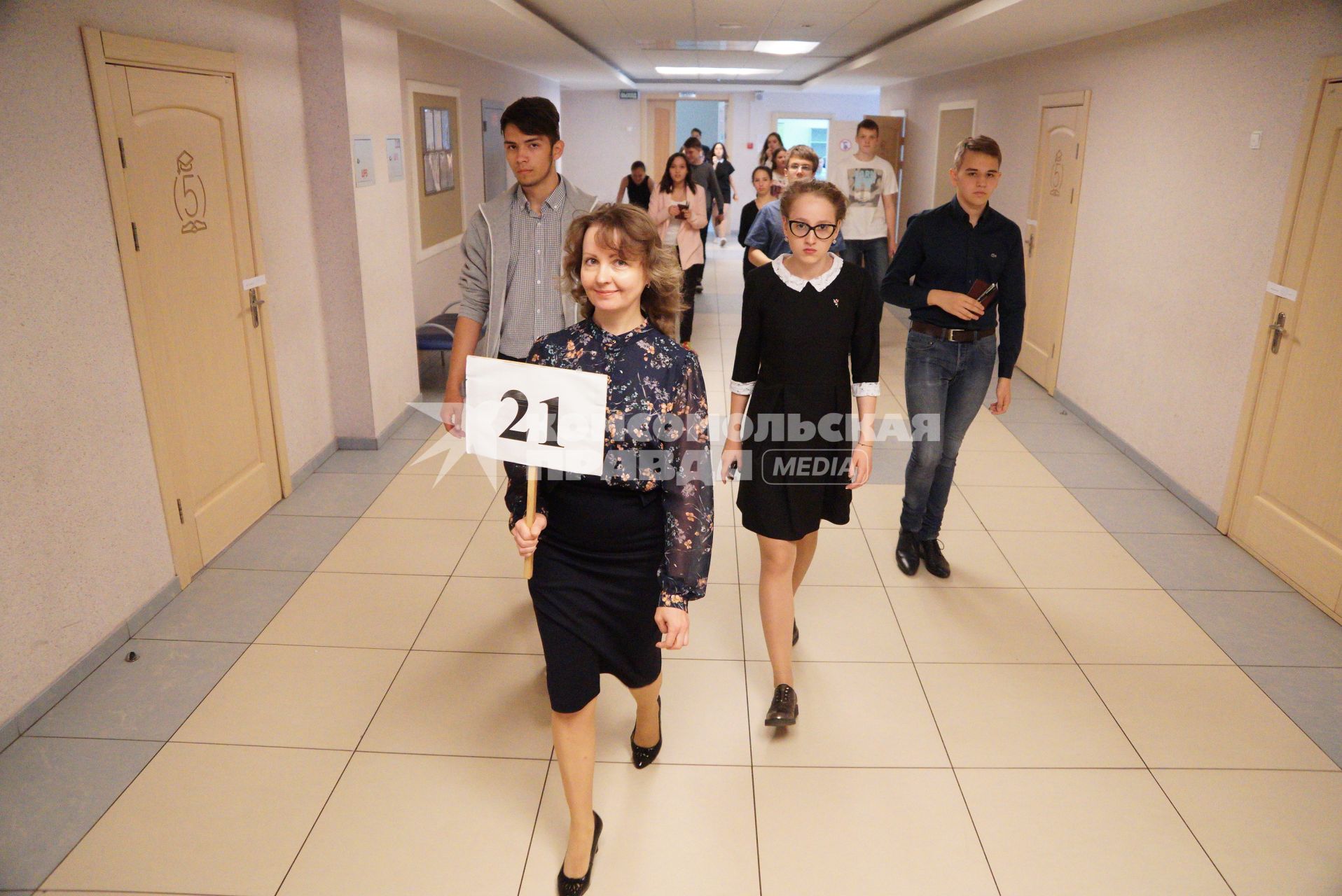 Екатеринбург. Школьники идут в класс перед началом экзамена ЕГЭ по Русскому языку.