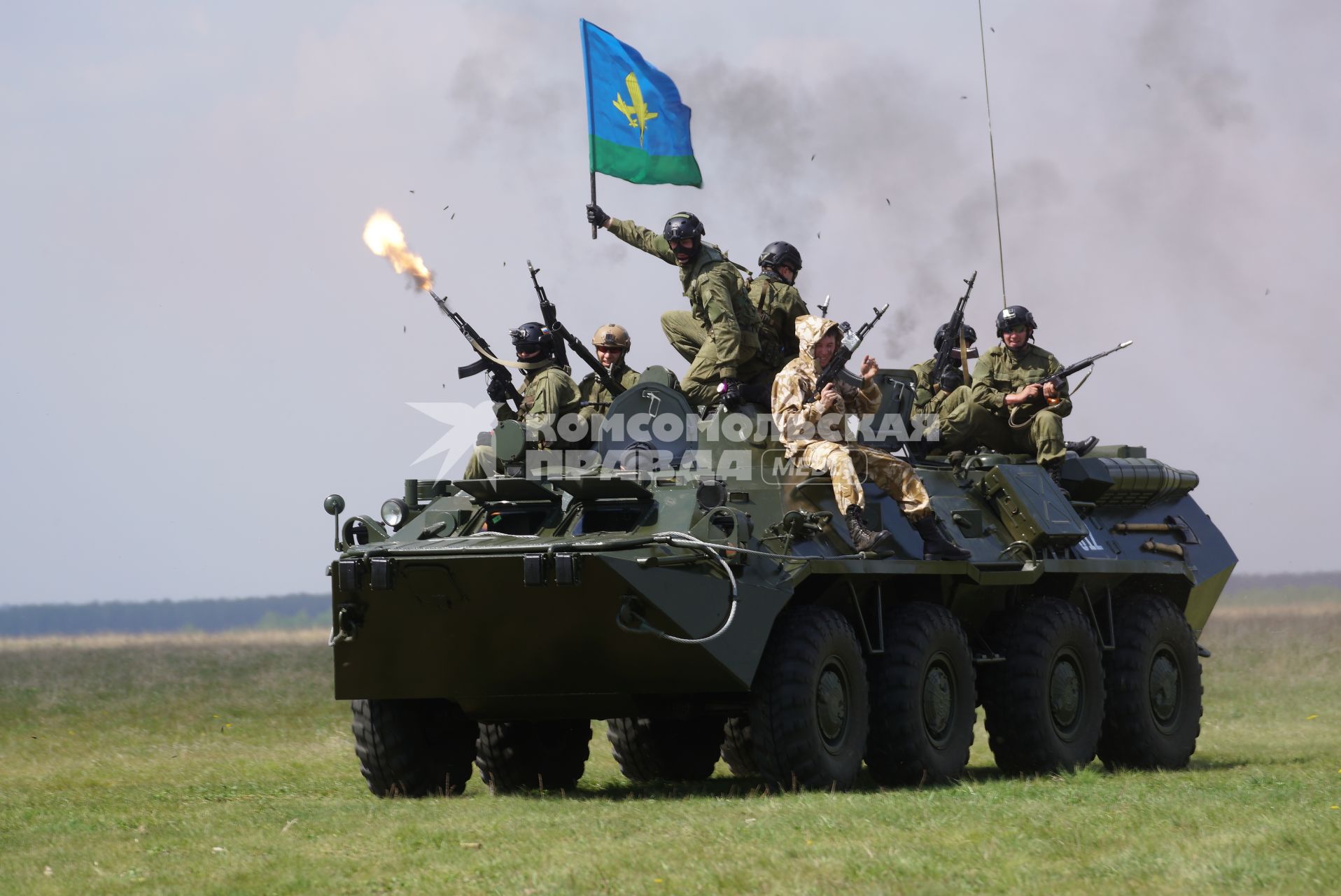 Свердловская область. Аэродром Логиново. Бойцы спецназа ГРУ во время показательного выступления. Соревнования по парашютному спорту на точность приземления.