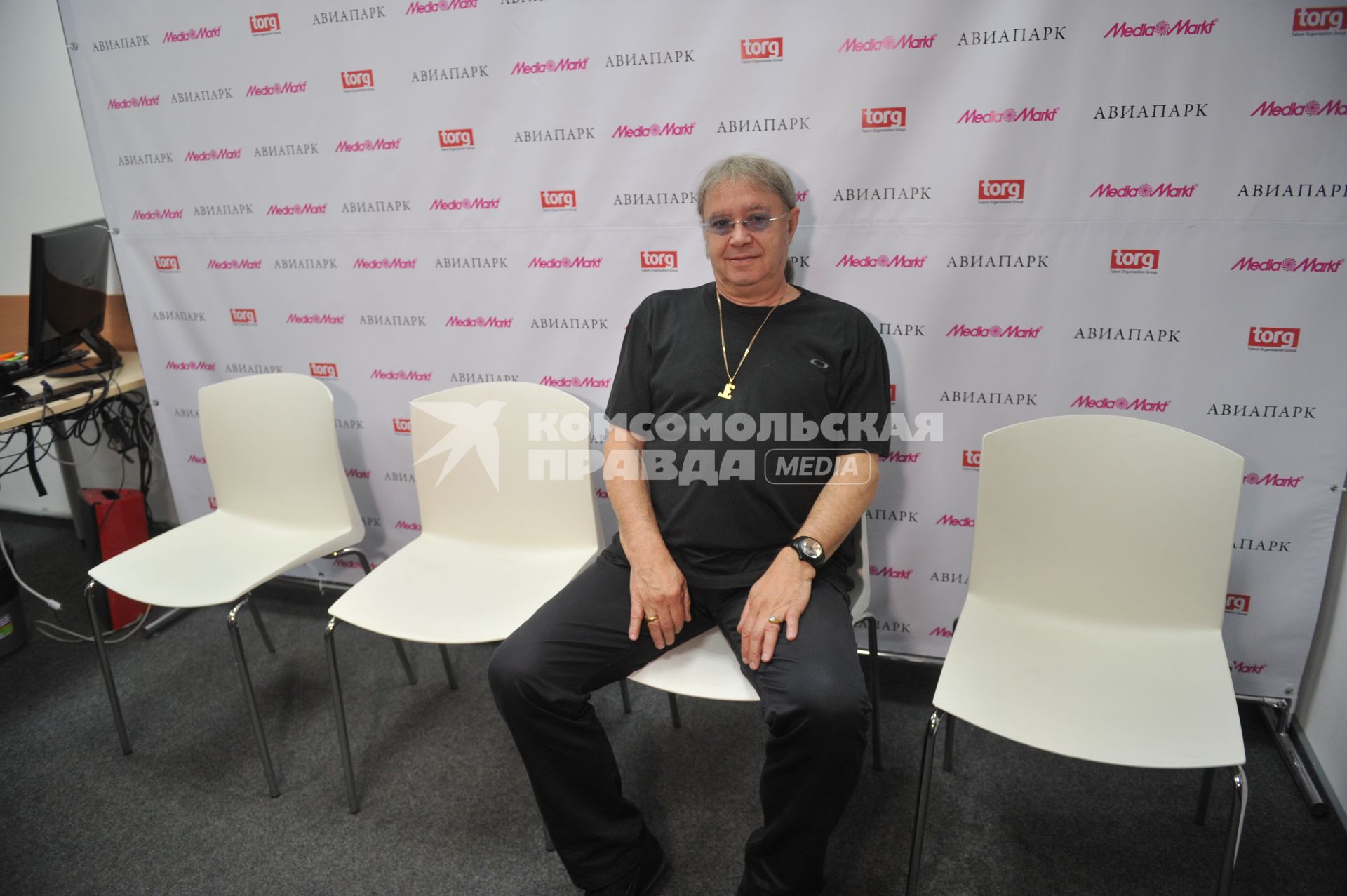 Москва.   Участник группы Deep Purple Иэн Пэйс  во время автограф-сессии в ТЦ `Авиапарк`.