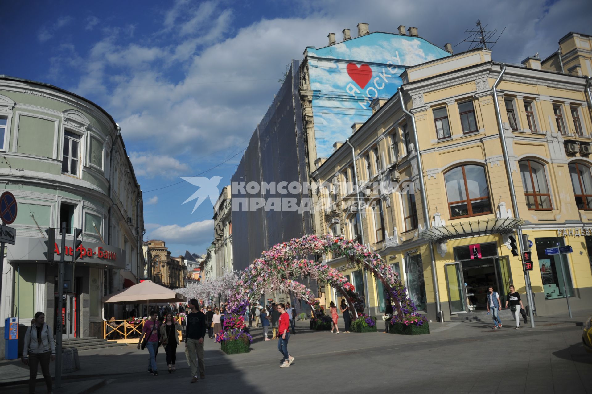 Москва. Декоративно-художественное оформление улицы Кузнецкий мост.