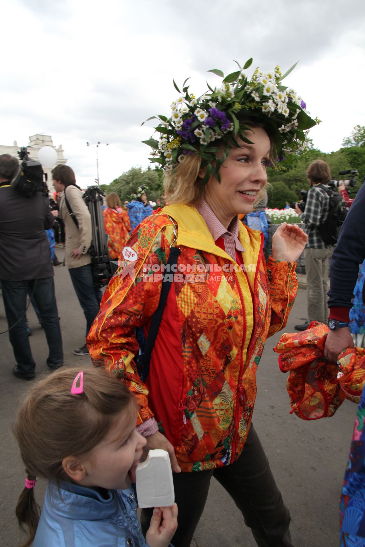 Диск98. Парк Горького. Фестиваль искусств ЧЕРЕШНЕВЫЙ ЛЕС. 2012 год. На снимке: актриса Зудина Марина и ее дочь Мария