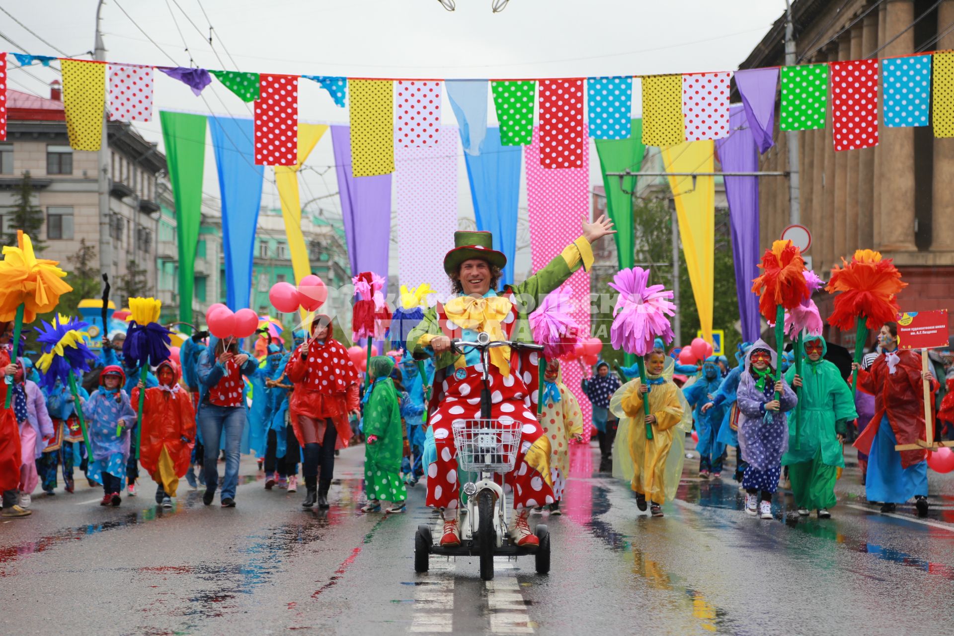 Красноярск.  В День защиты детей  в городе прошел детский карнавал.