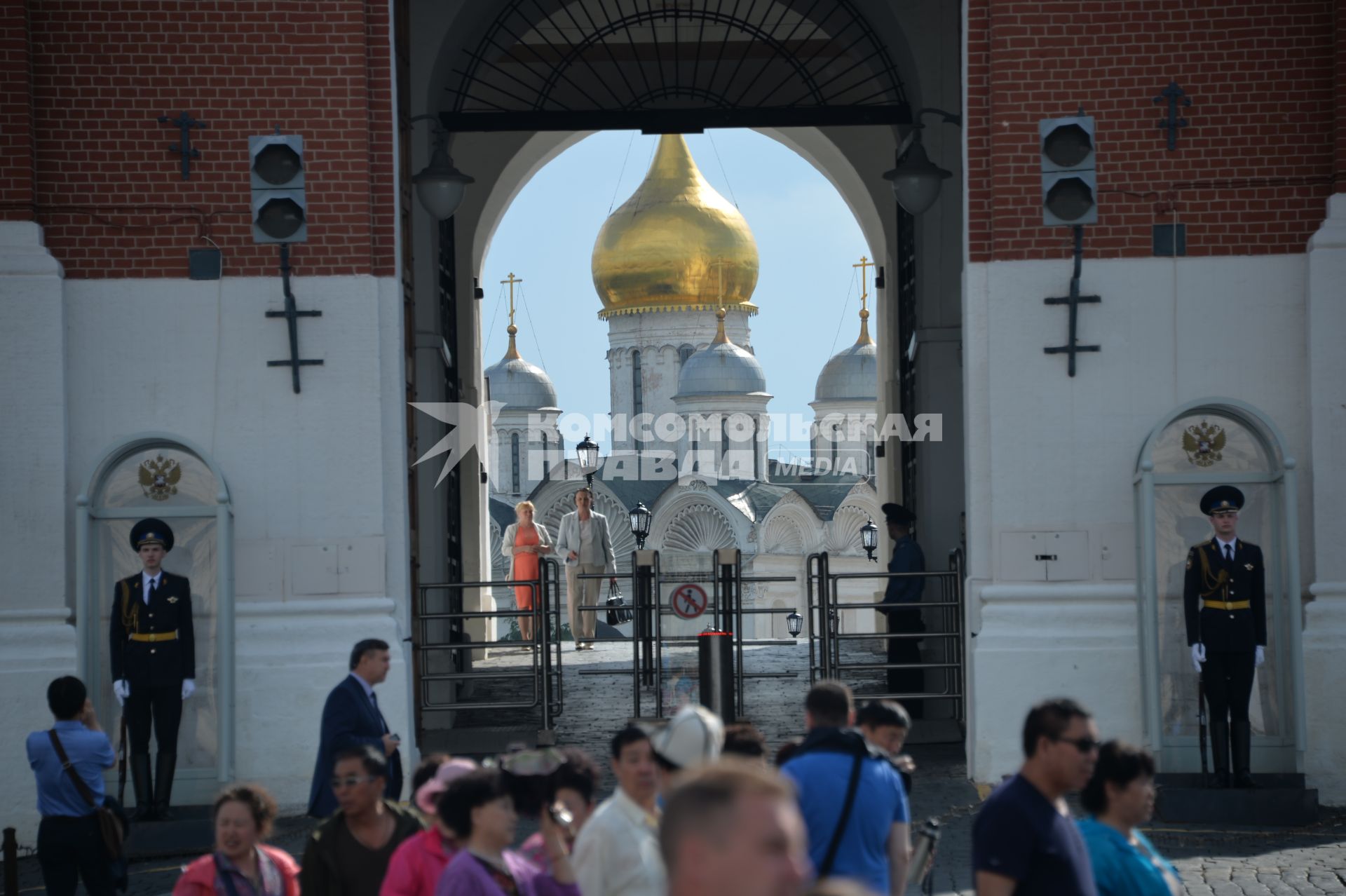 Москва.  Вид на Архангельский собор  Кремля через  ворота Спасской башни.