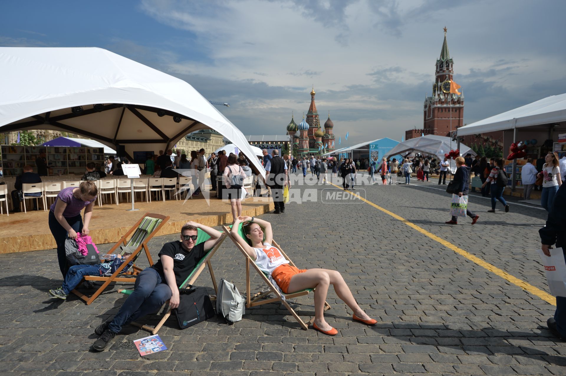 Москва. Посетители на книжном фесивале `Красная площадь`.