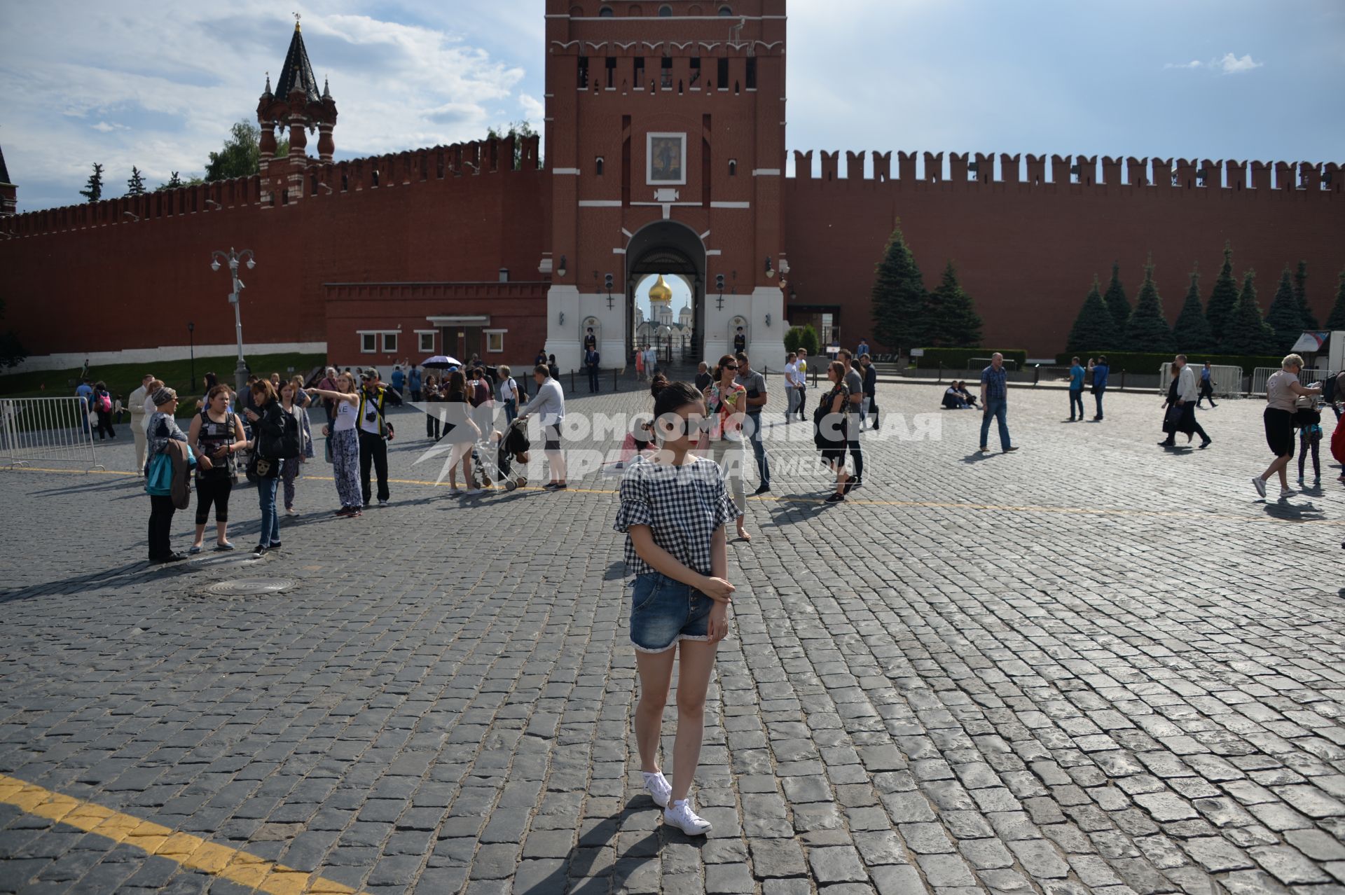 Москва.  Вид на Архангельский собор  Кремля через  ворота Спасской башни.