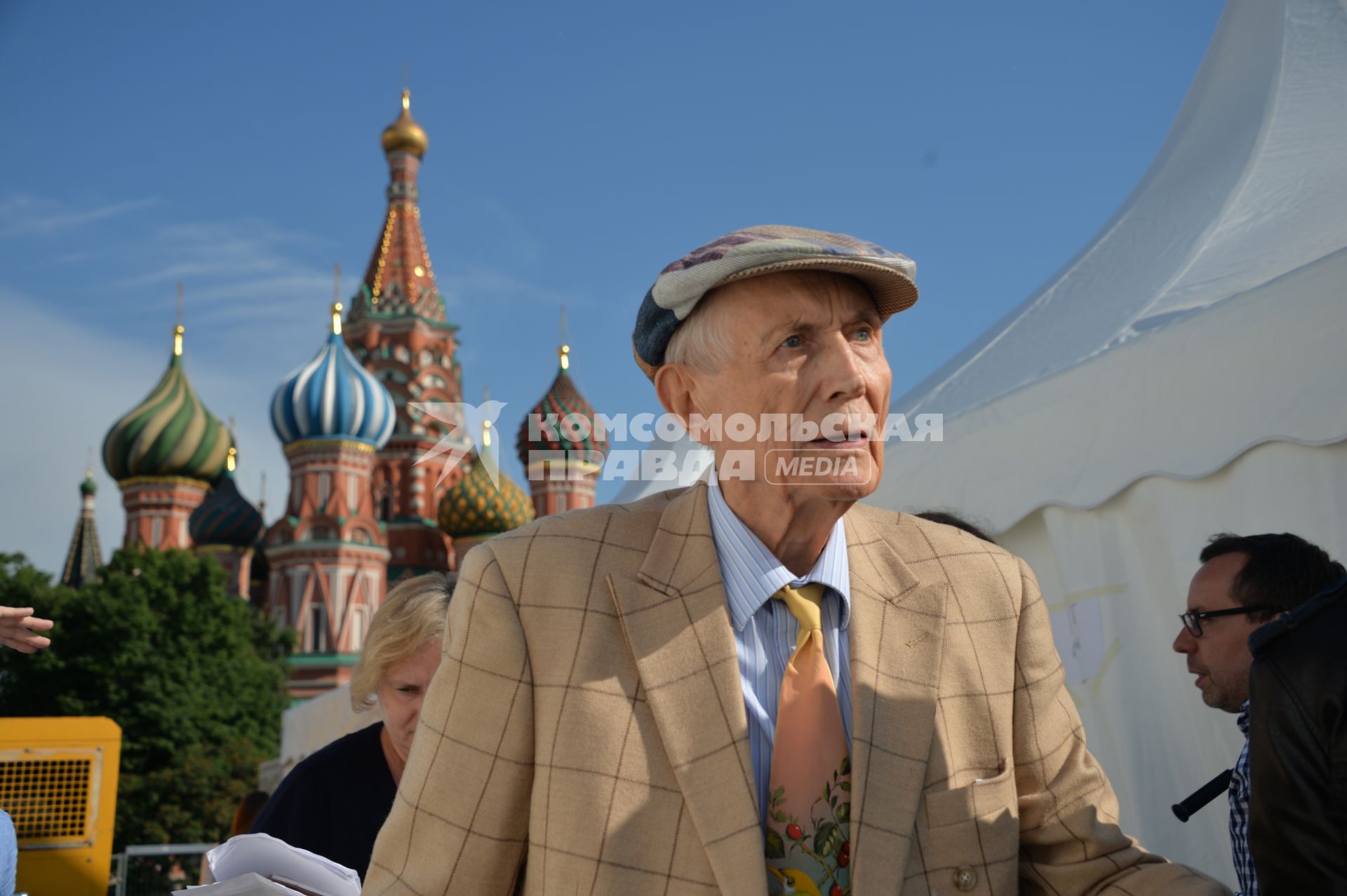 Москва. Поэт Евгений Евтушенко   на книжном фесивале `Красная площадь`.