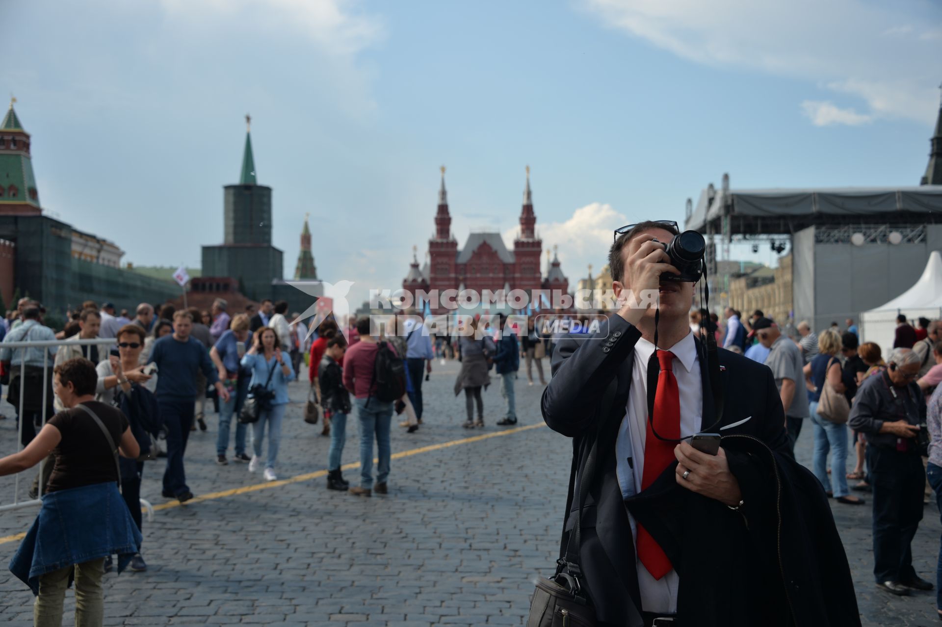 Москва. Посетители на книжном фесивале `Красная площадь`.