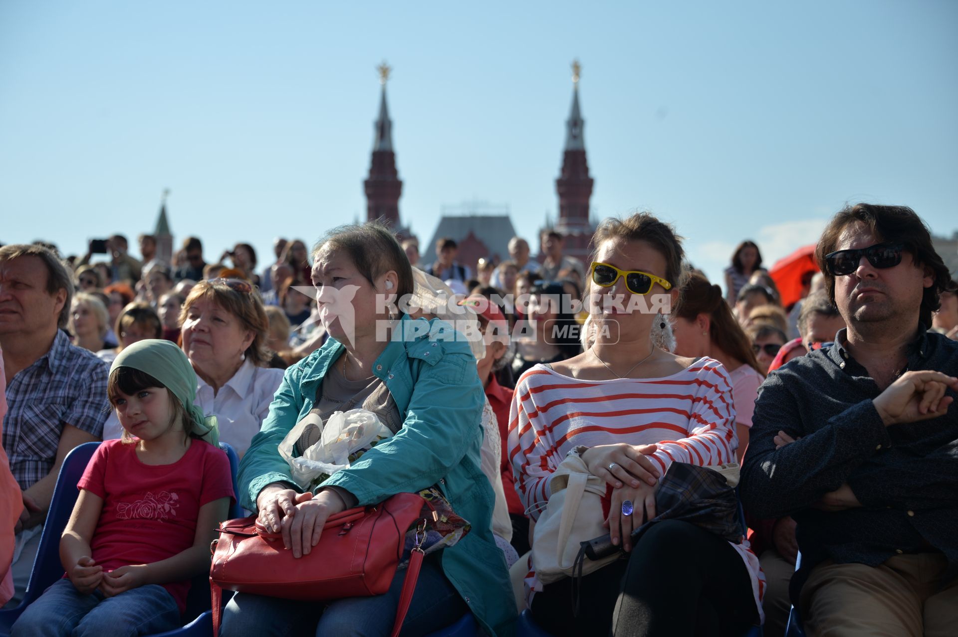 Москва. Посетители на книжном фесивале `Красная площадь`.