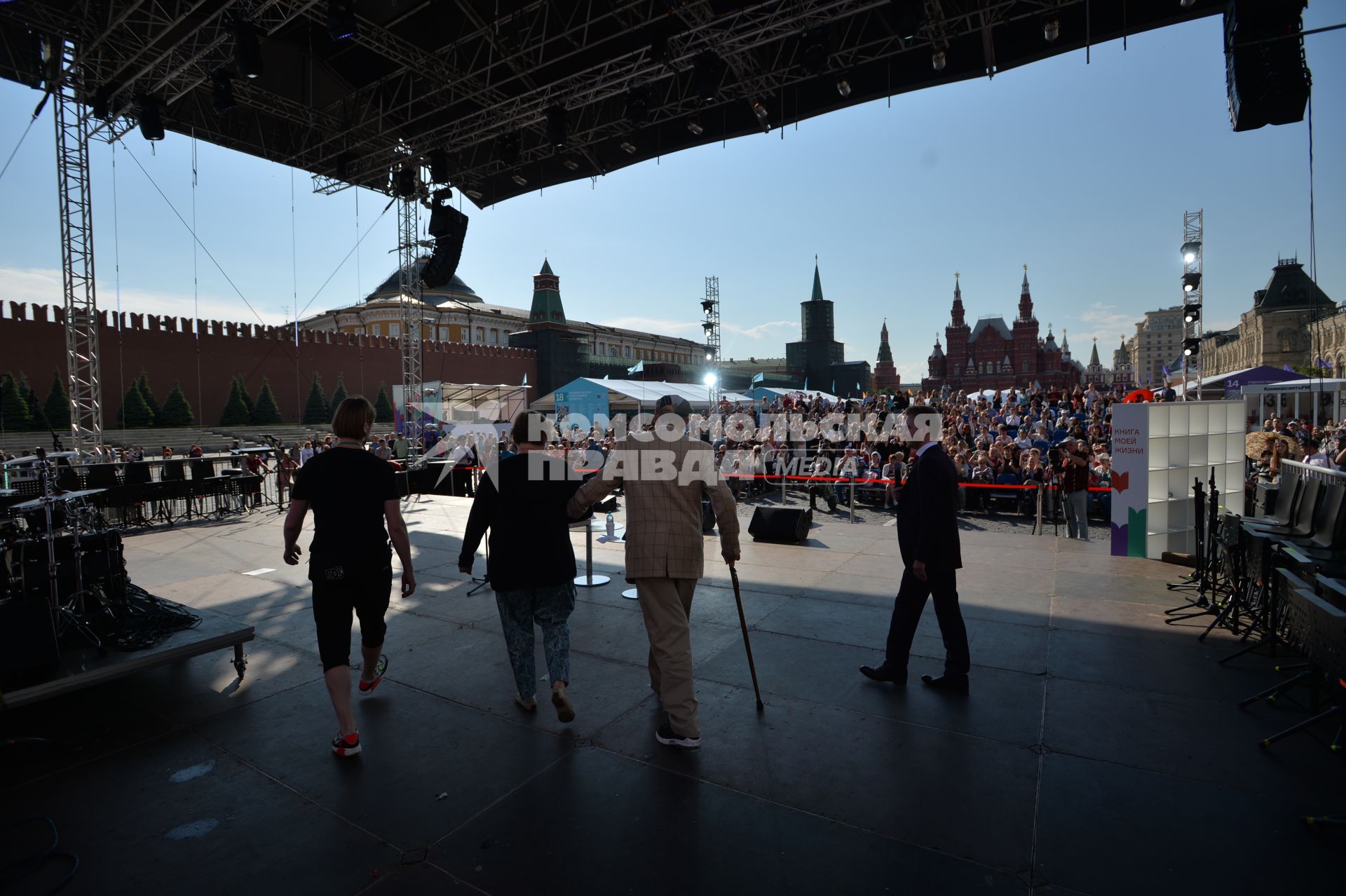 Москва. Поэт Евгений Евтушенко (в центре)  с женой Марией Владимировной на книжном фесивале `Красная площадь`.