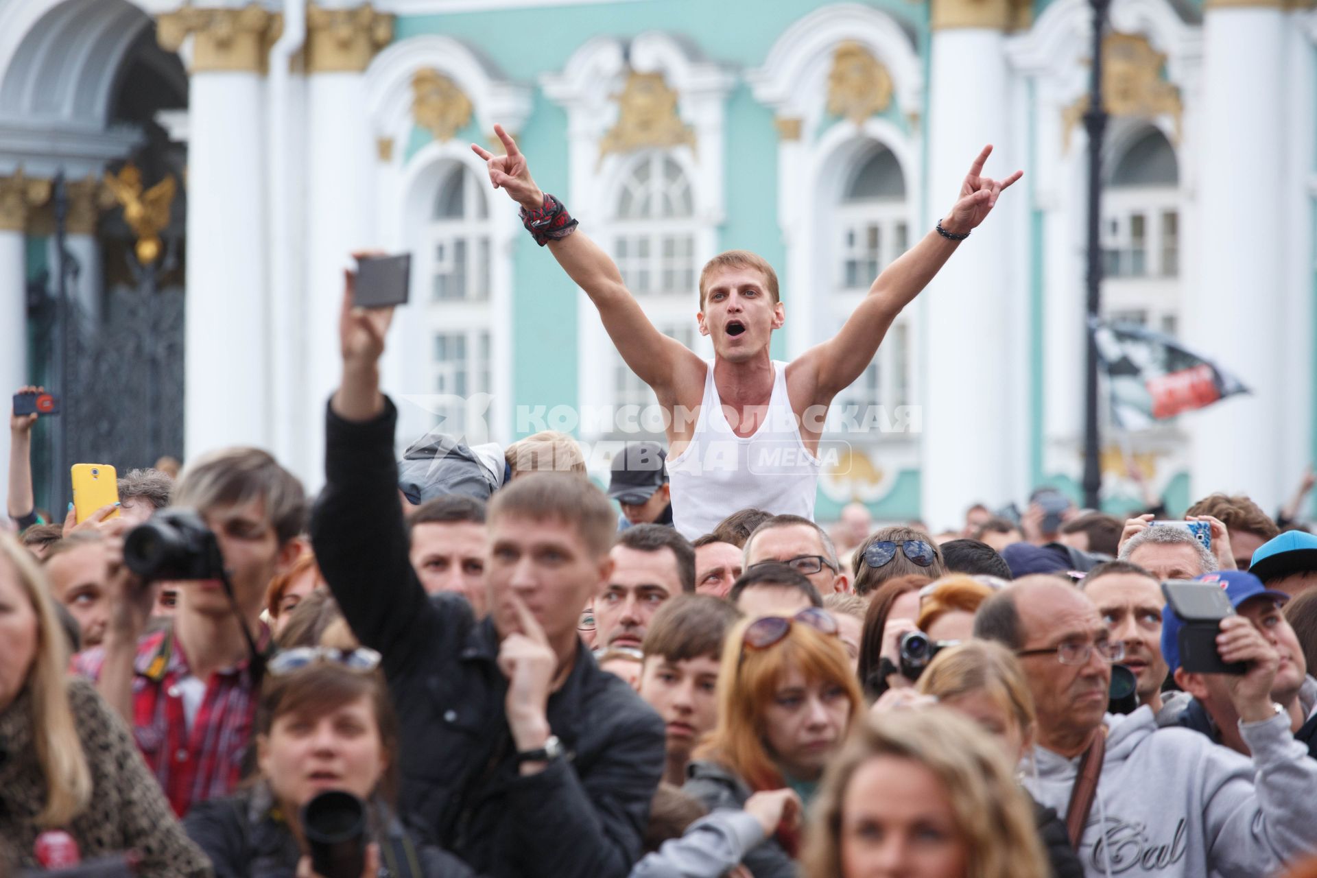 Санкт-Петербург. Зрители на фестивале `Наши в городе. Музыка свободы`, посвященном 35-летию Ленинградского рок-клуба и 15-летию `Нашего радио`, на Дворцовой площади.