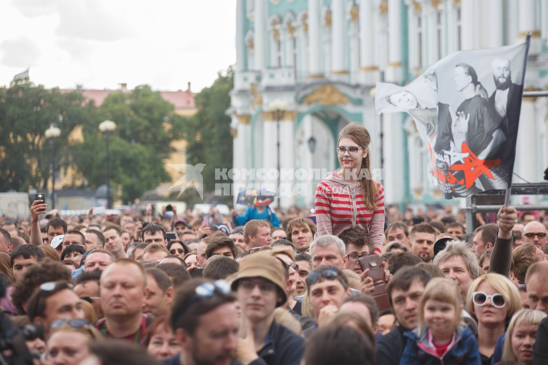 Санкт-Петербург. Зрители на фестивале `Наши в городе. Музыка свободы`, посвященном 35-летию Ленинградского рок-клуба и 15-летию `Нашего радио`, на Дворцовой площади.