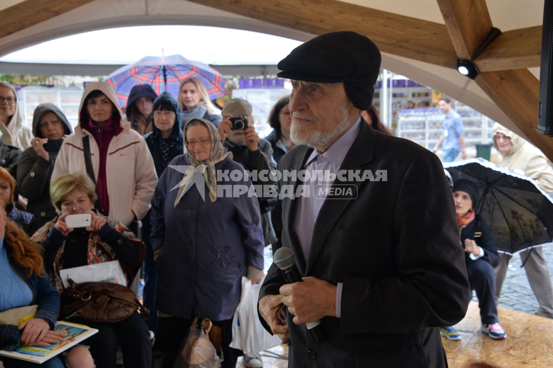 Москва. Председатель правления Международного экологического общества `Живая планета` Николай Дроздов  на книжном фестивале `Красная площадь`.