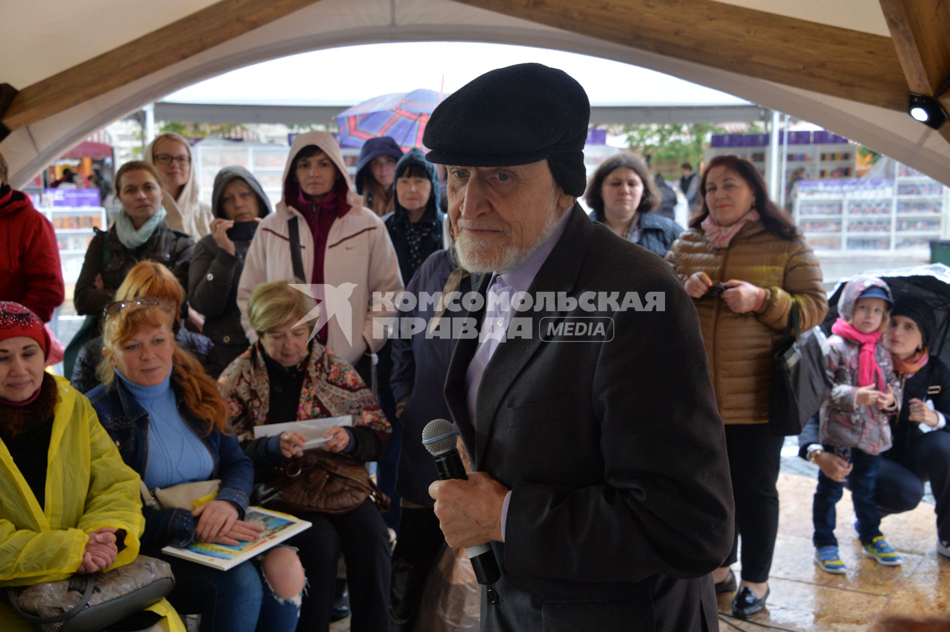 Москва. Председатель правления Международного экологического общества `Живая планета` Николай Дроздов  на книжном фестивале `Красная площадь`.