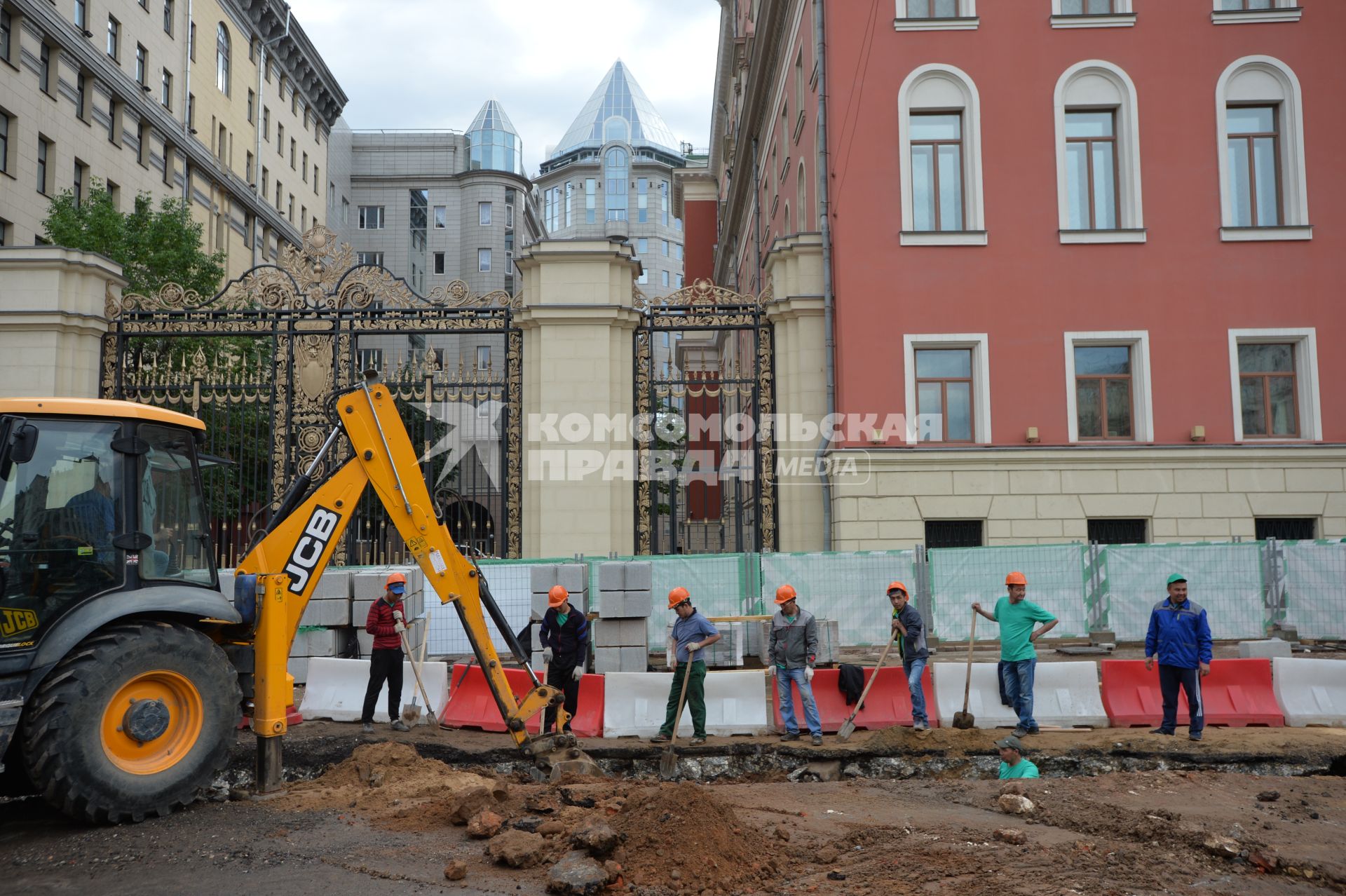 Москва. Ремонтные работы по благоустройству на Тверской улице.