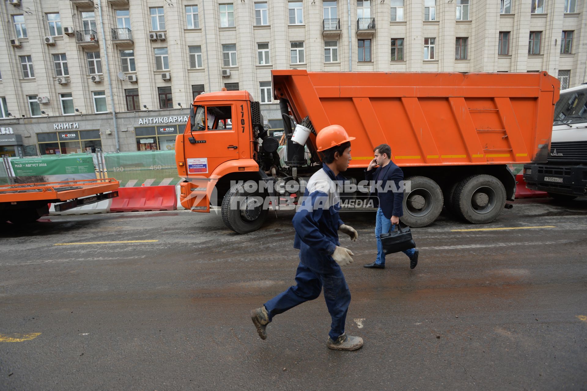 Москва. Ремонтные работы по благоустройству на Тверской улице.