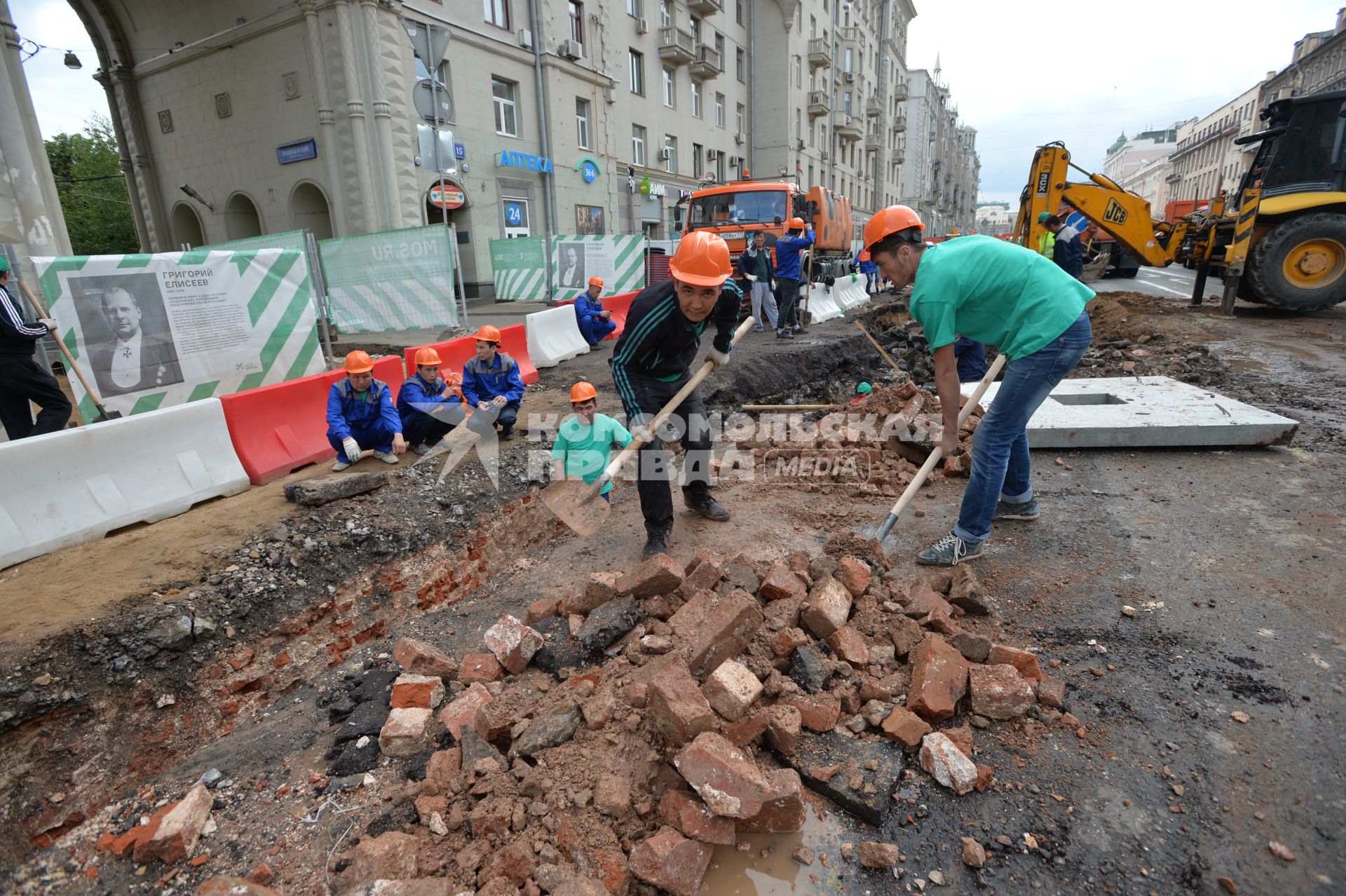 Москва. Ремонтные работы по благоустройству на Тверской улице.