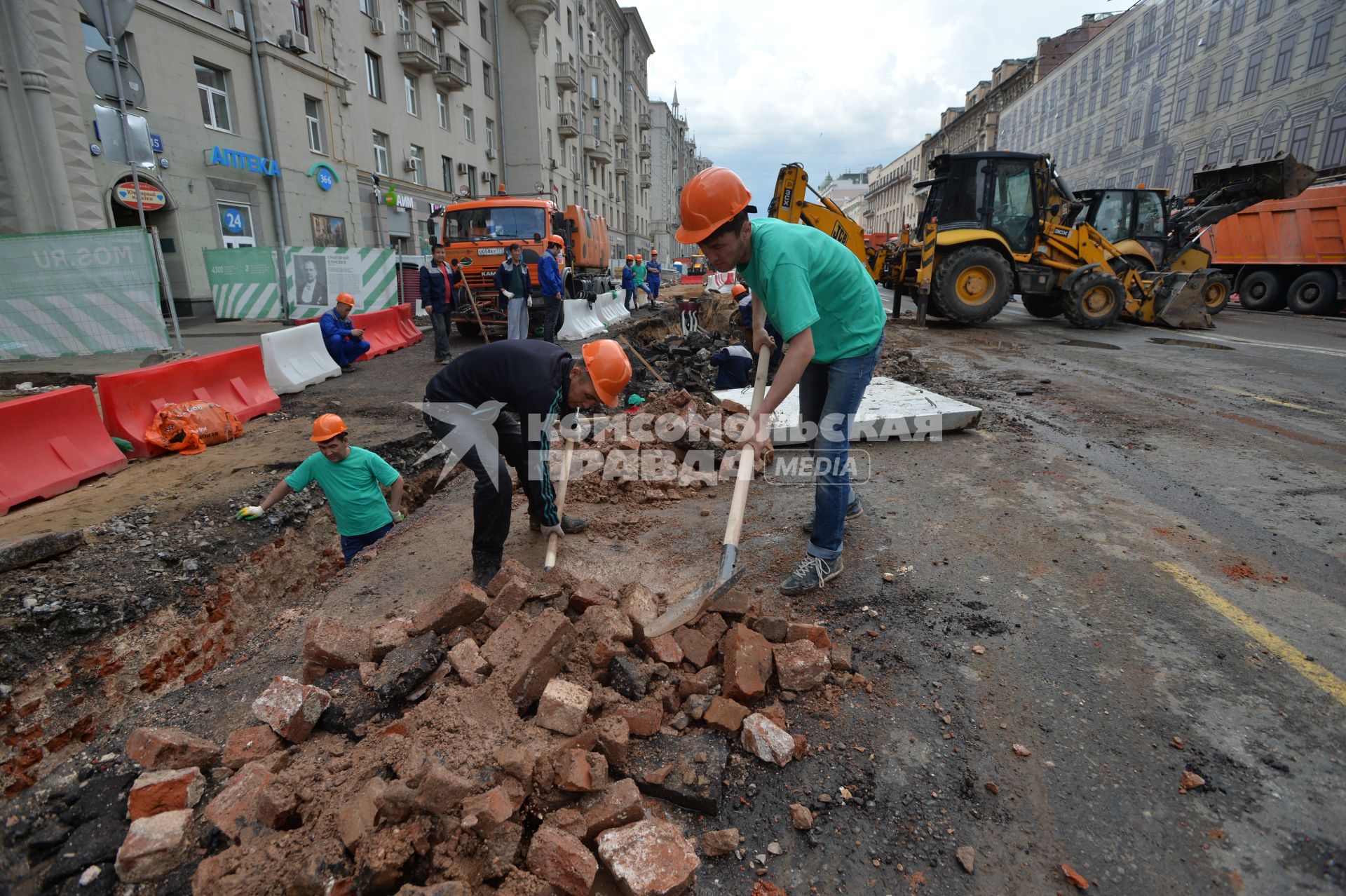 Москва. Ремонтные работы по благоустройству на Тверской улице.