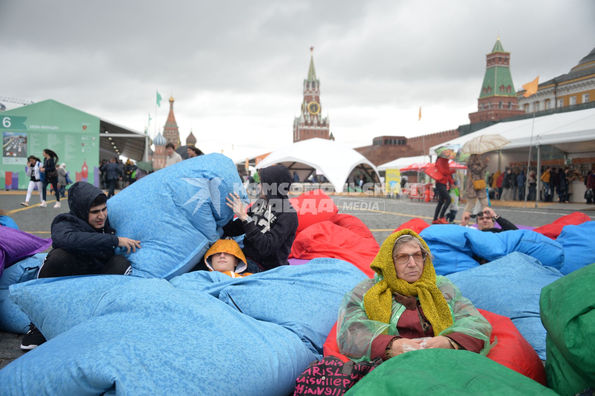 Москва. Посетители укрывались от холода   мягкими пуфиками  на книжном фестивале `Красная площадь`.